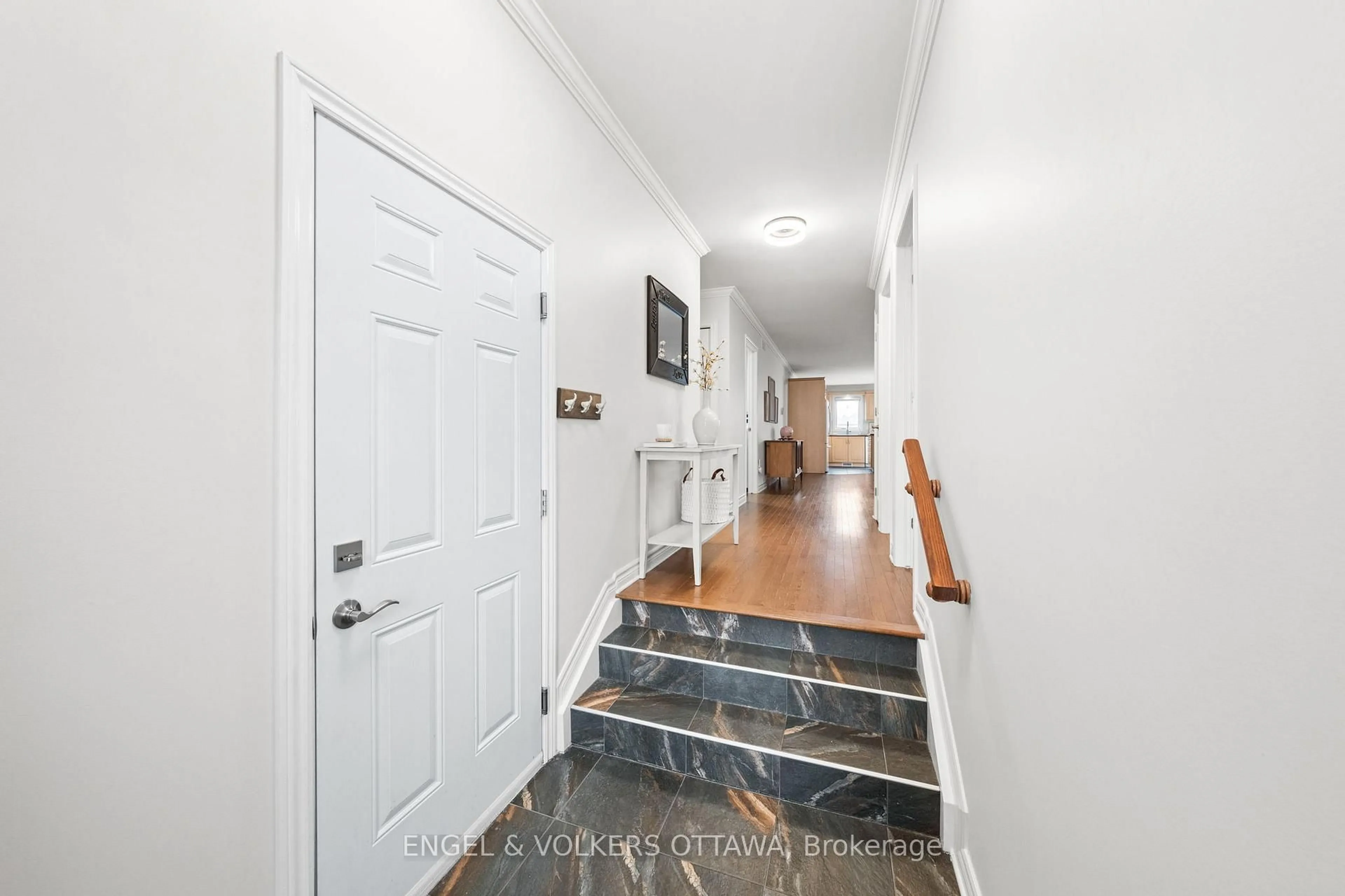 Indoor foyer for 203 Belfort St, Russell Ontario K0A 1W0