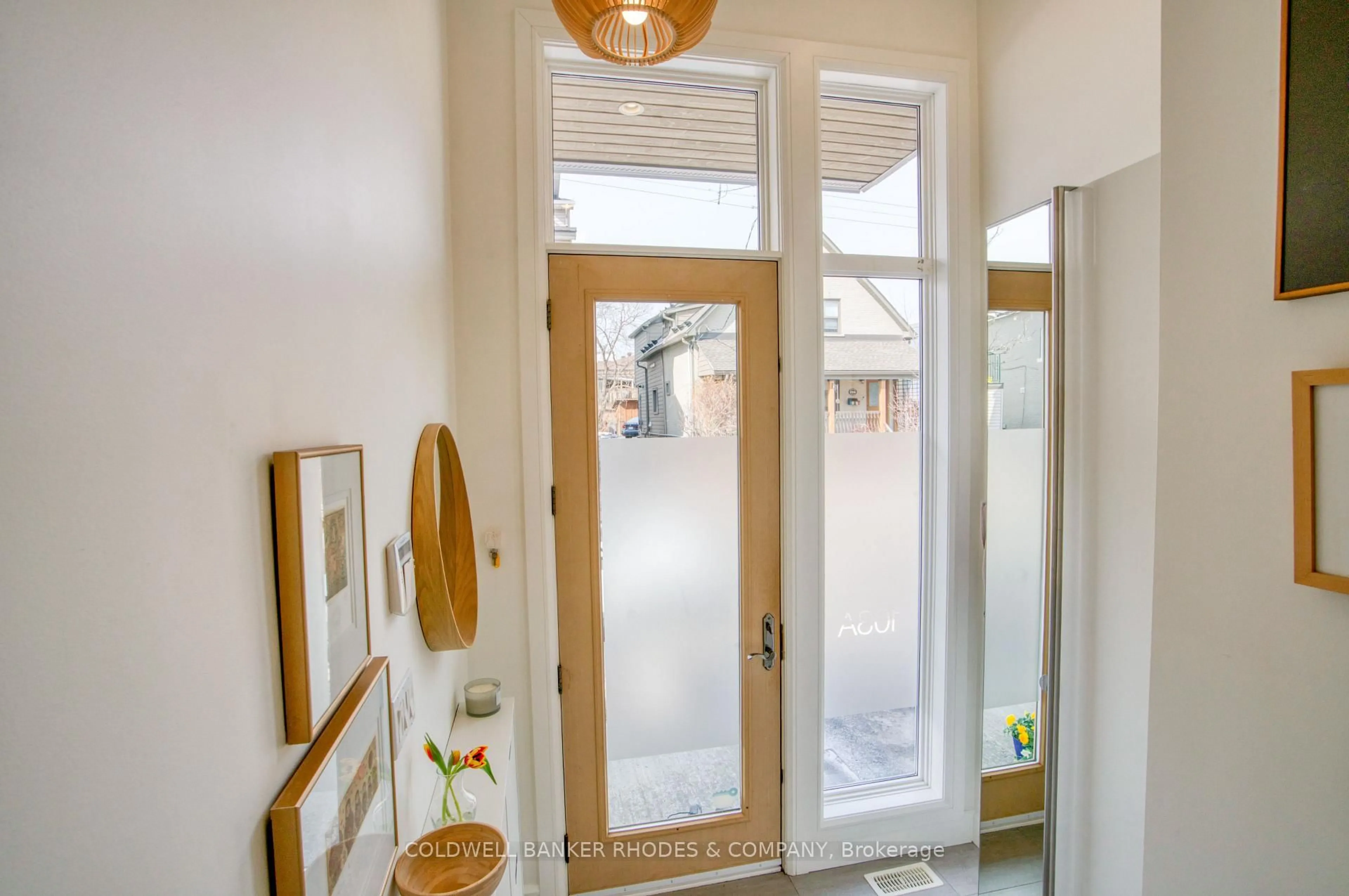 Indoor entryway for 103A Stirling Ave, Ottawa Ontario K1Y 1P9