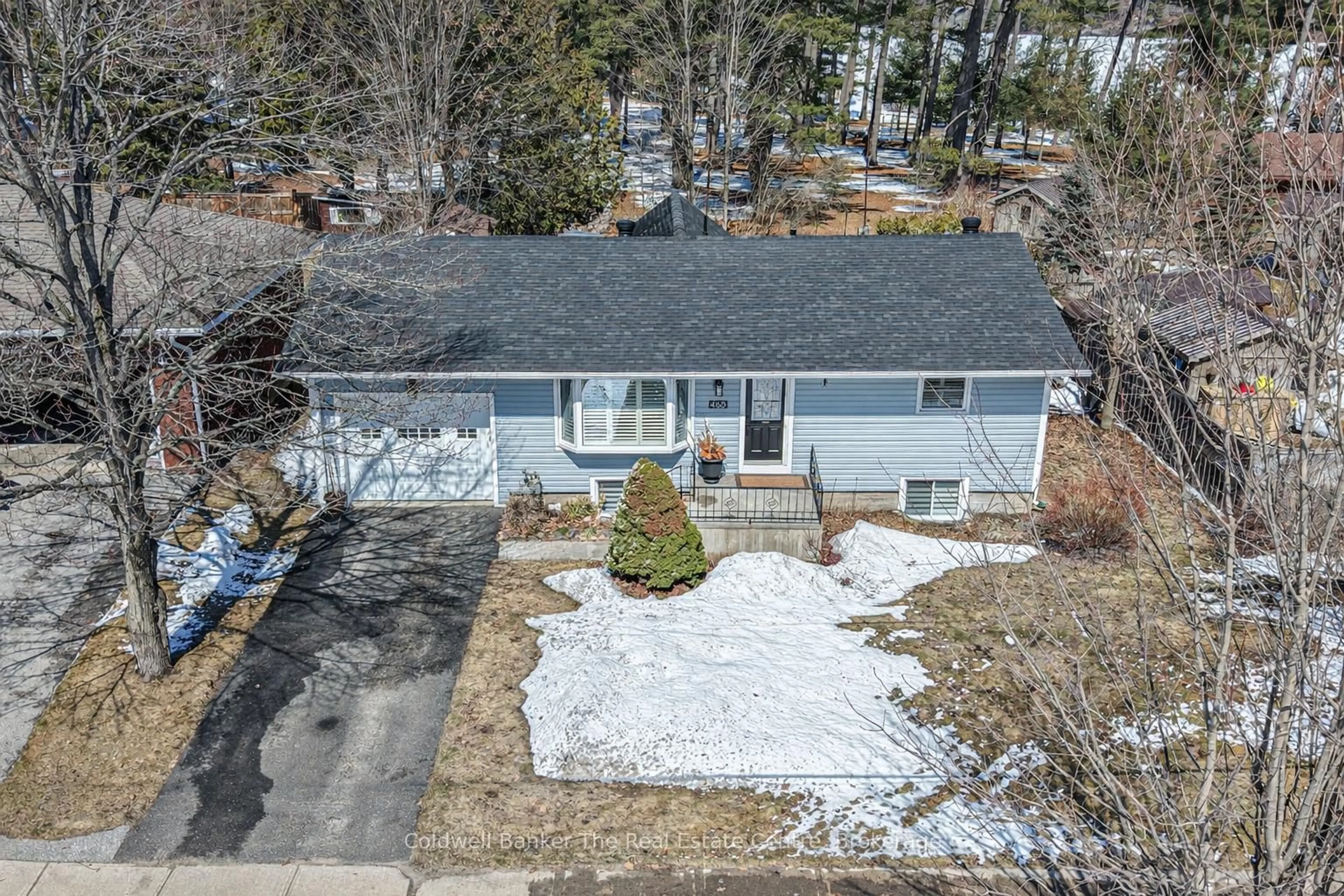 A pic from outside/outdoor area/front of a property/back of a property/a pic from drone, street for 460 Phillip St, Gravenhurst Ontario P1P 1M4