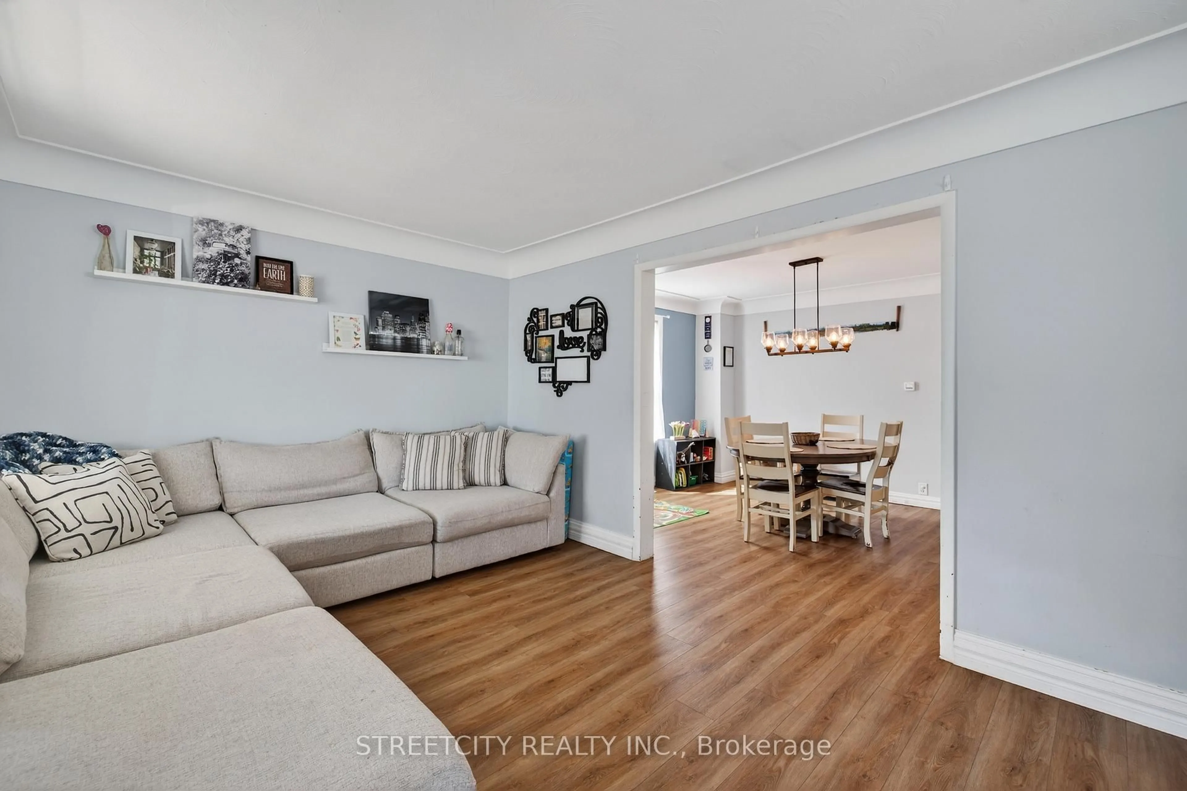 Living room with furniture, wood/laminate floor for 12 Pearl St, Tillsonburg Ontario N4G 1L3