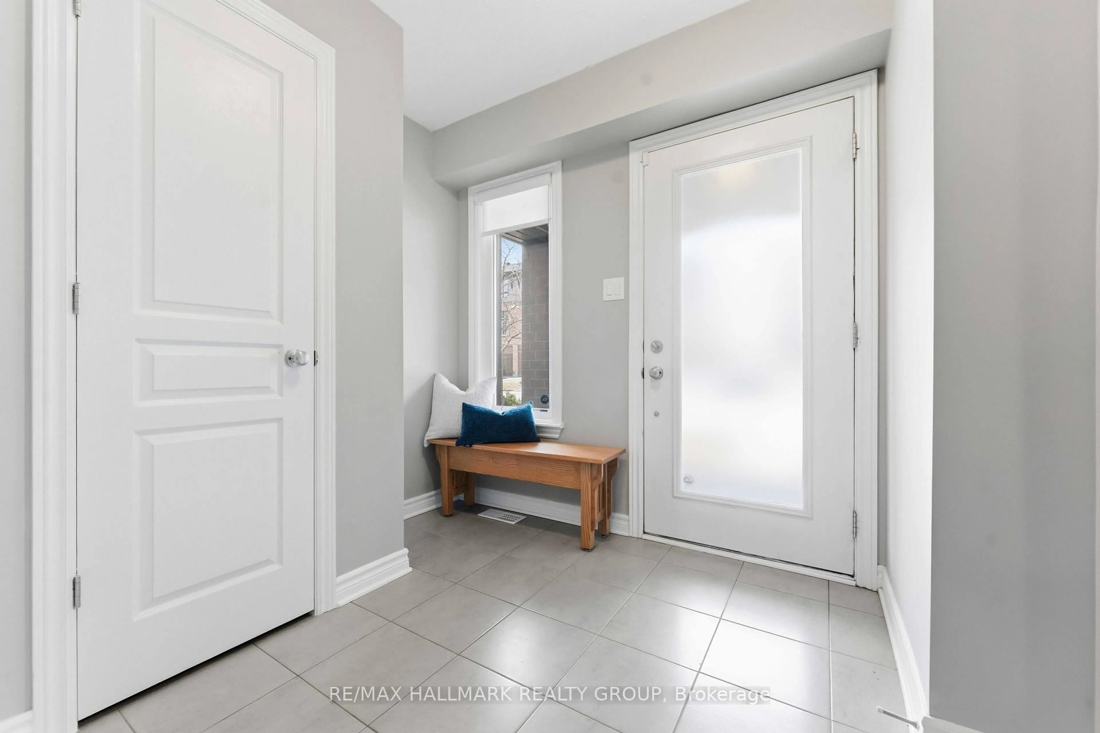 Indoor entryway for 107 WILD SENNA Way, Ottawa Ontario K2J 5Z7