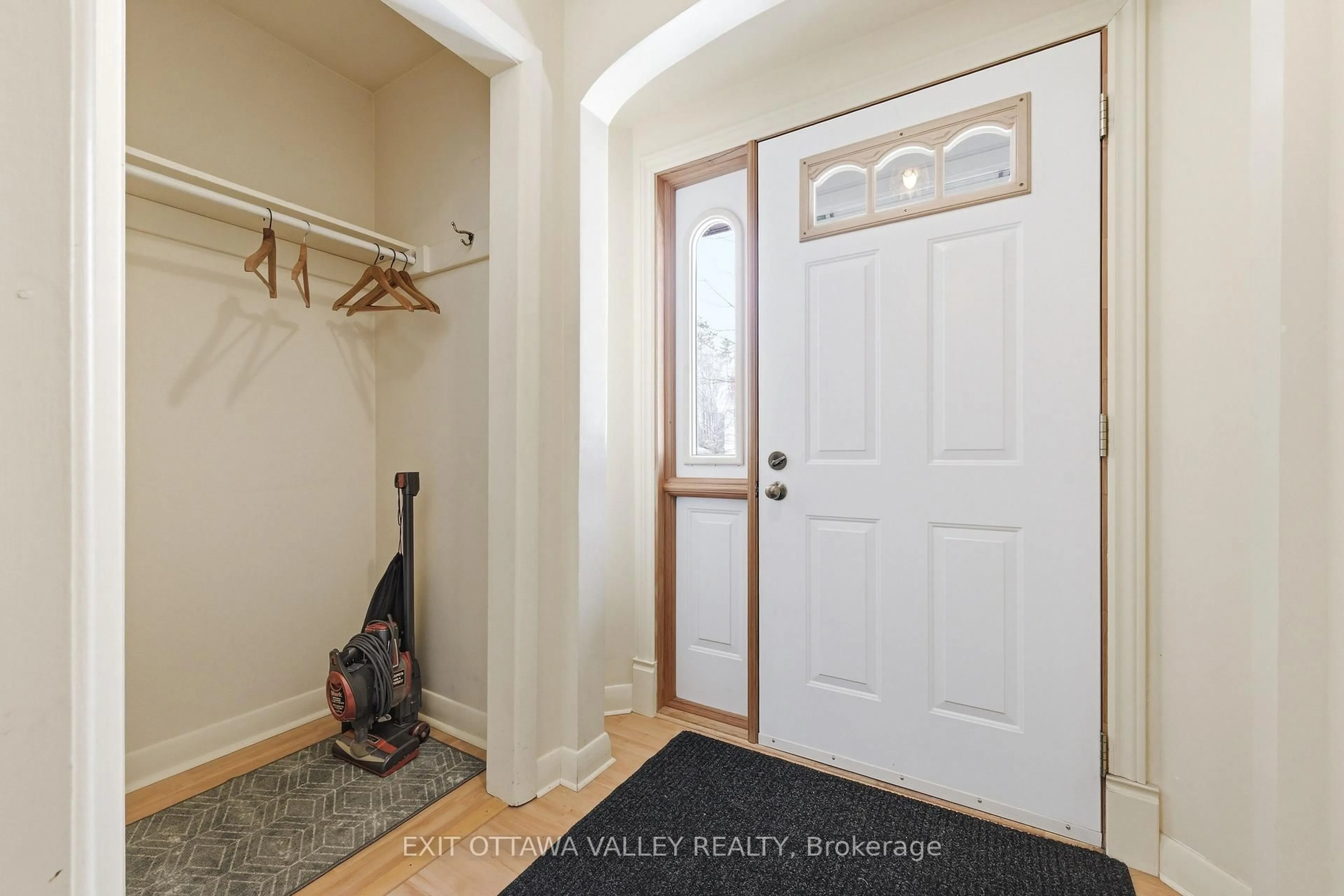 Indoor entryway for 22 Cabot Pl, Deep River Ontario K0J 1P0