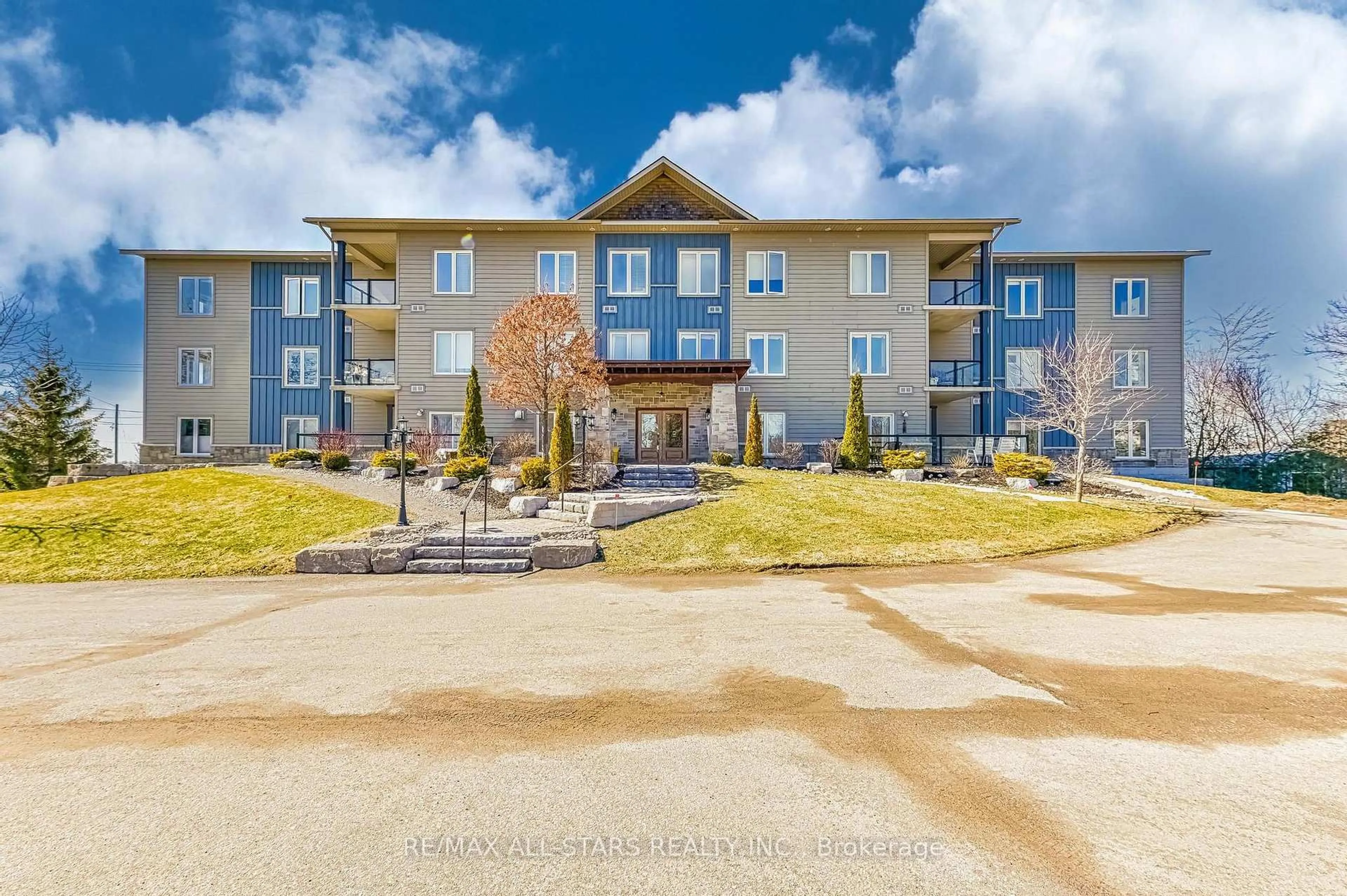 A pic from outside/outdoor area/front of a property/back of a property/a pic from drone, building for 94 Francis St #201, Kawartha Lakes Ontario K0M 1N0