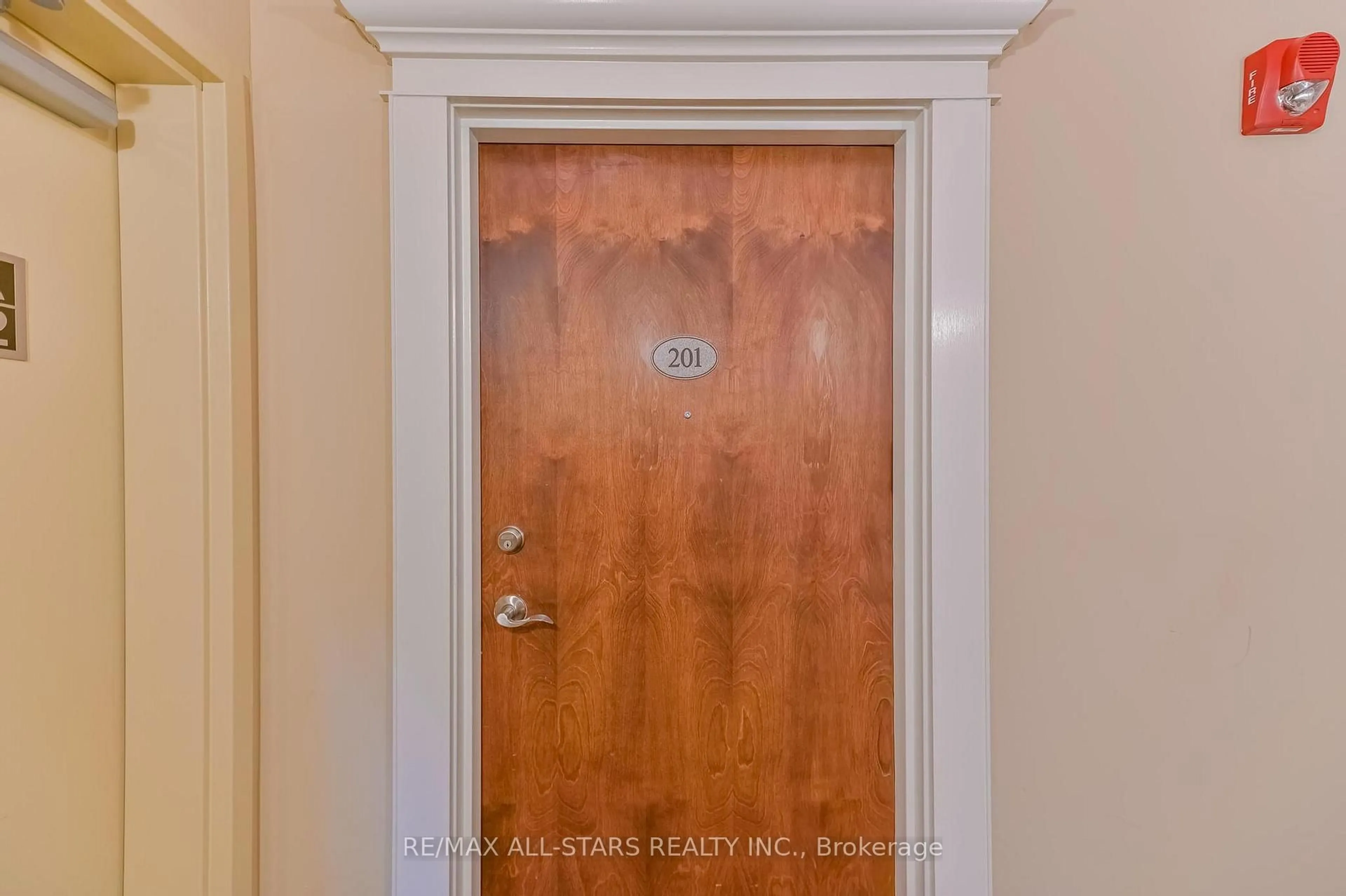 Indoor entryway for 94 Francis St #201, Kawartha Lakes Ontario K0M 1N0