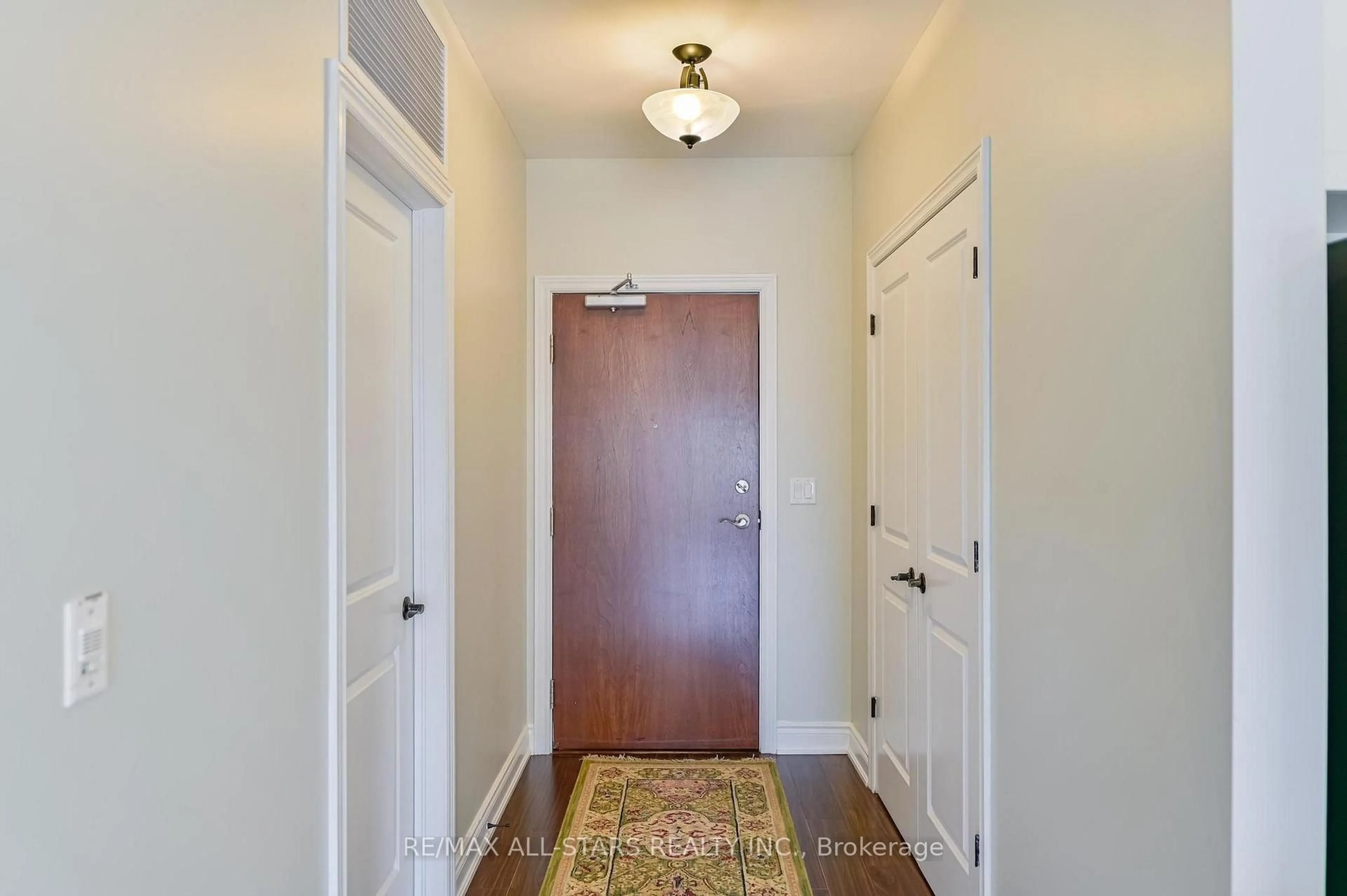 Indoor entryway for 94 Francis St #201, Kawartha Lakes Ontario K0M 1N0