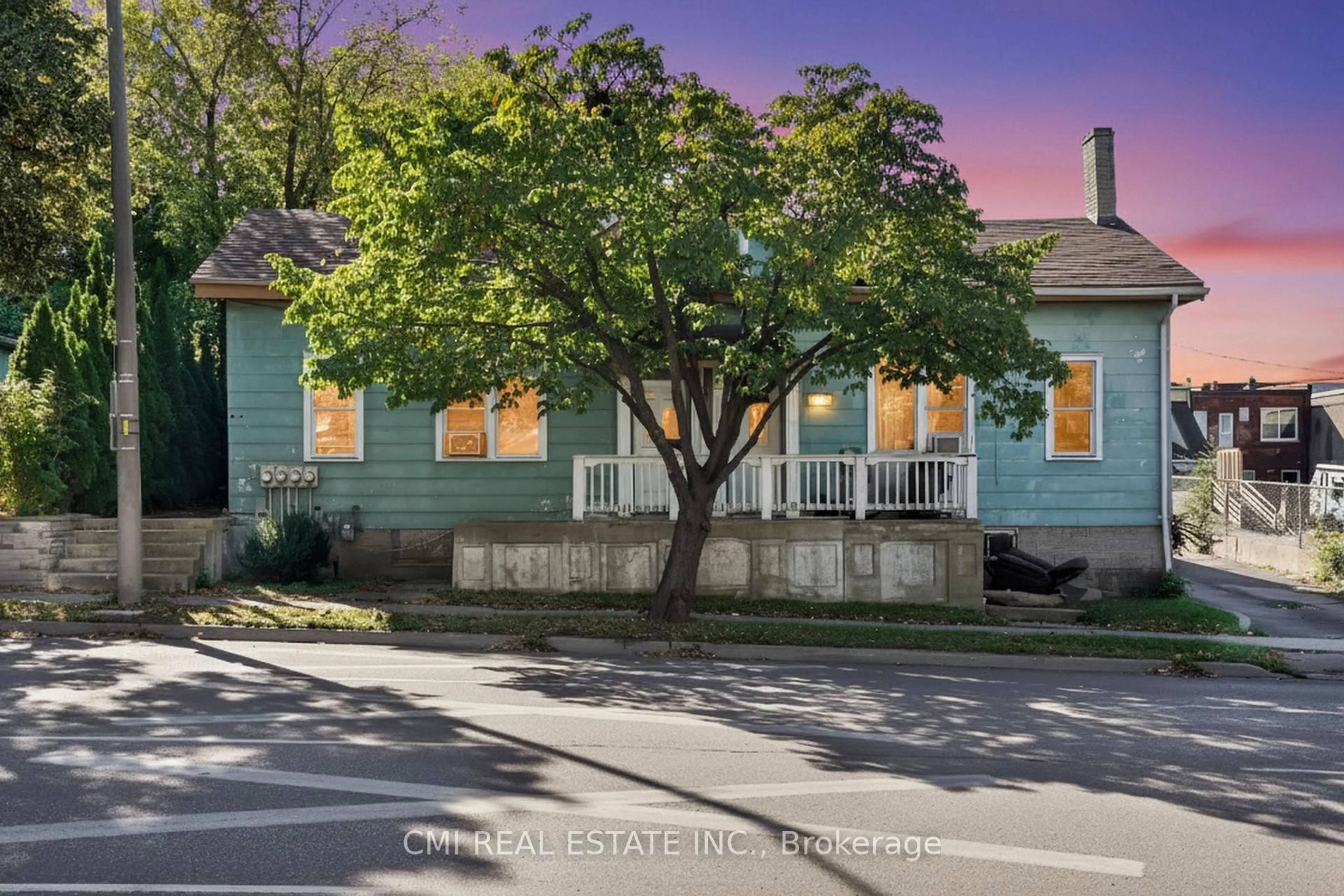 A pic from outside/outdoor area/front of a property/back of a property/a pic from drone, street for 219 Dalhousie St, Brantford Ontario N3S 3T8