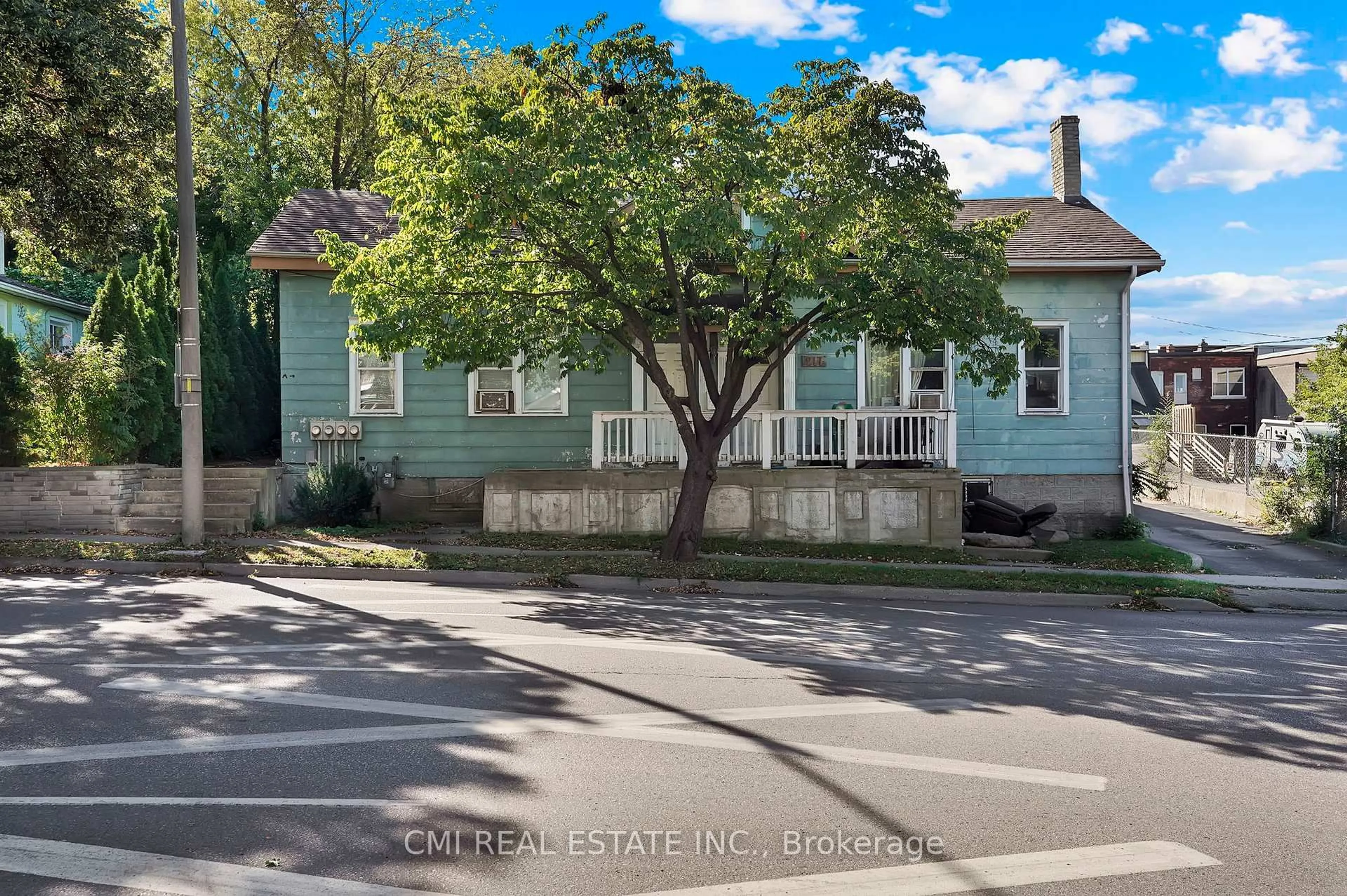 A pic from outside/outdoor area/front of a property/back of a property/a pic from drone, street for 219 Dalhousie St, Brantford Ontario N3S 3T8