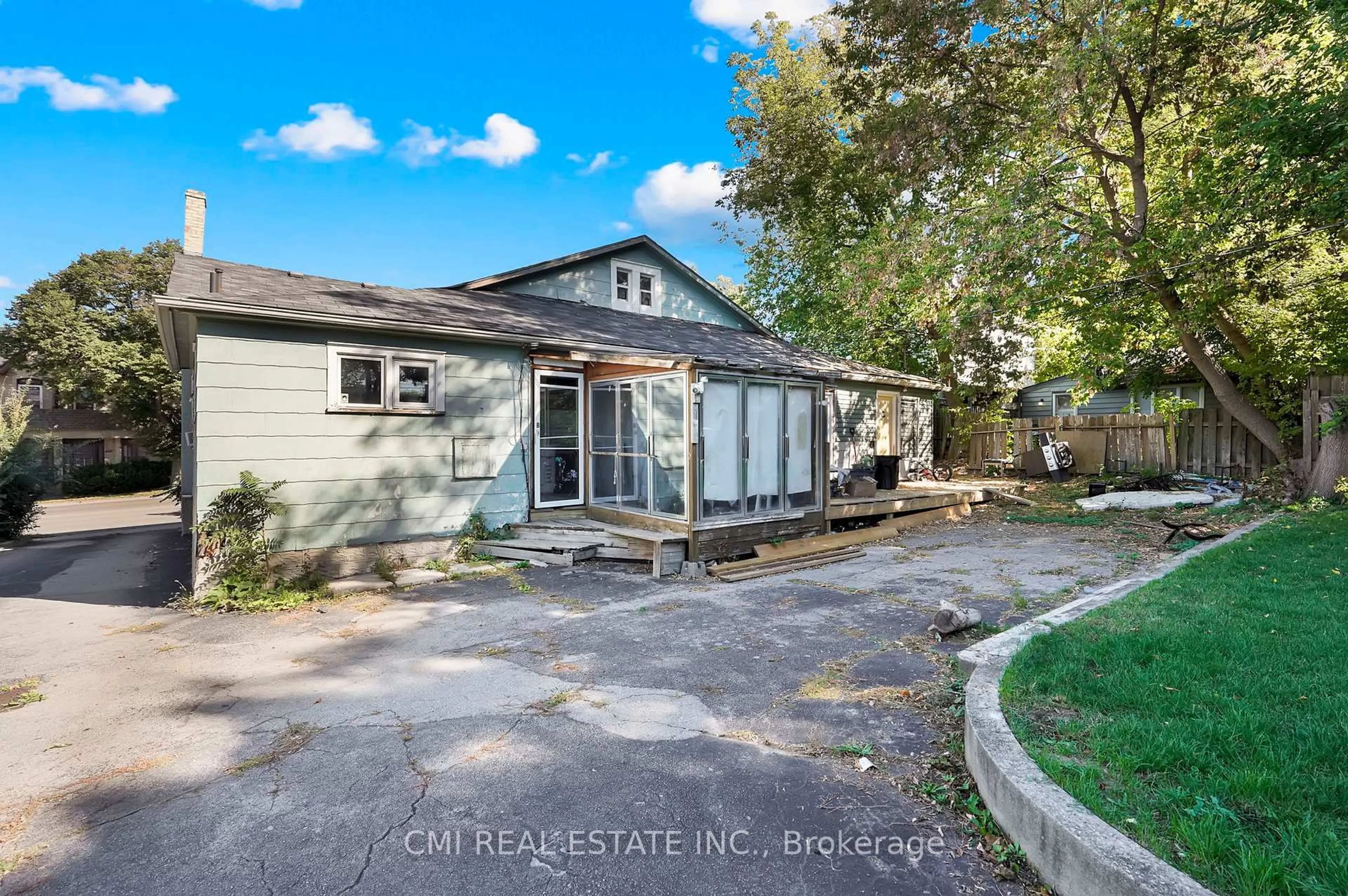 A pic from outside/outdoor area/front of a property/back of a property/a pic from drone, street for 219 Dalhousie St, Brantford Ontario N3S 3T8