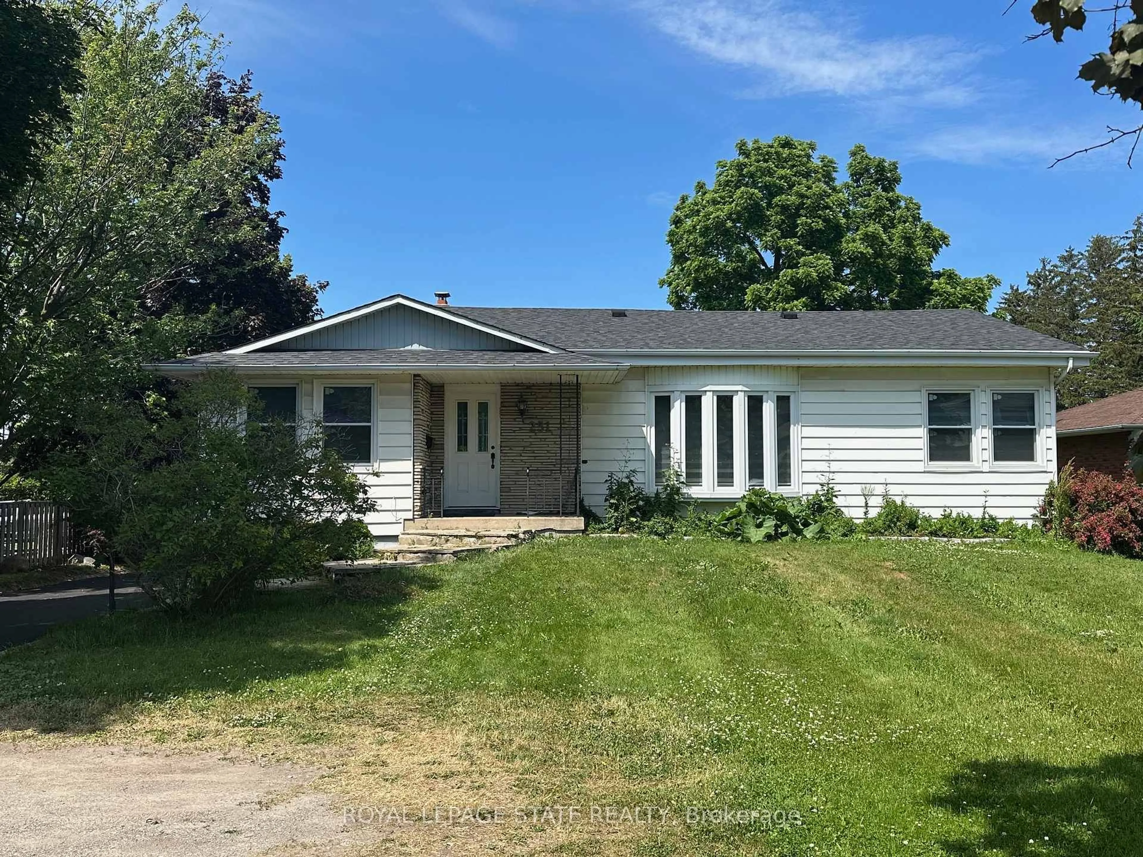 Home with vinyl exterior material, street for 251 King St, Hamilton Ontario L8G 1L9