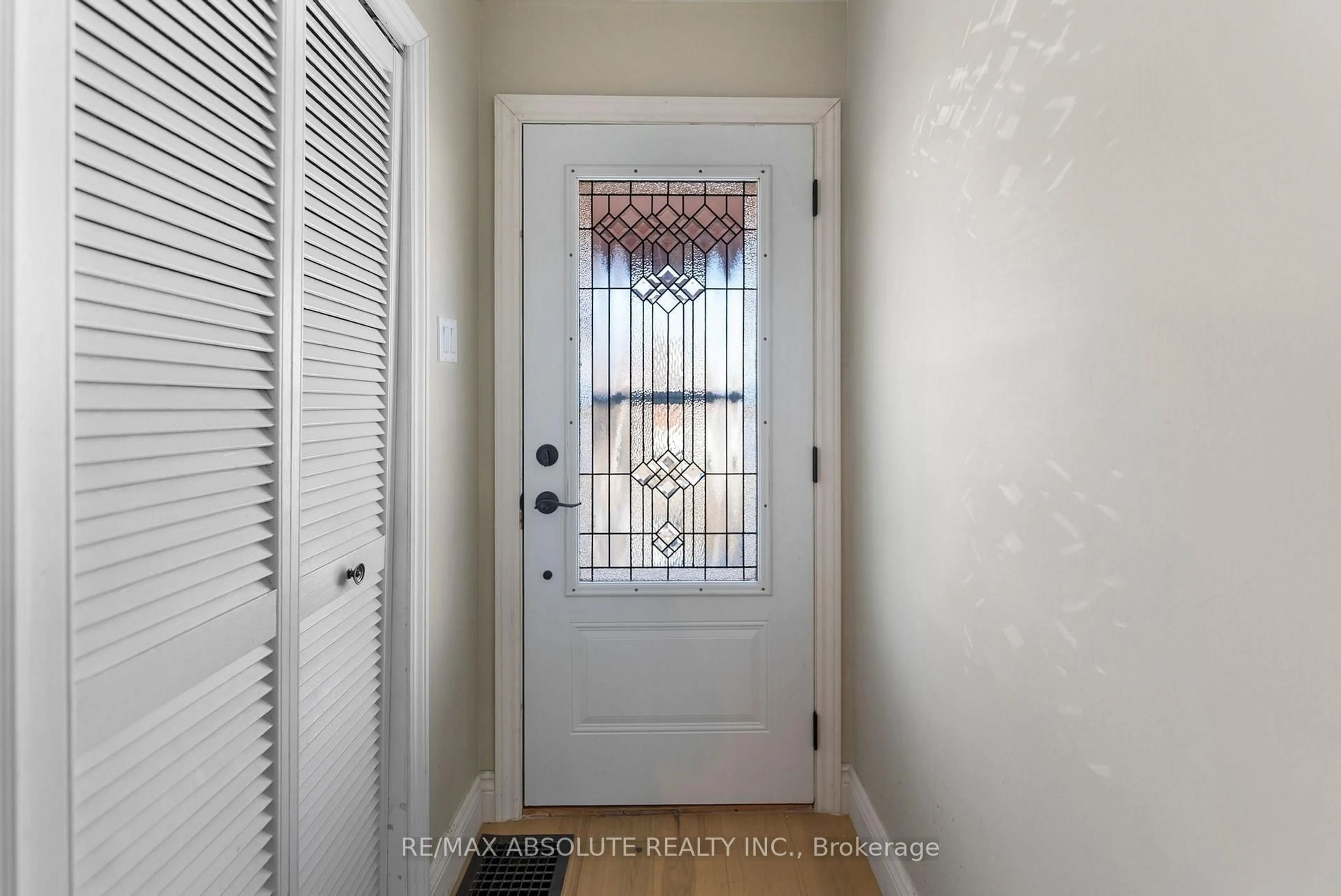 Indoor entryway for 61 Third Ave, Arnprior Ontario K7S 1Y6