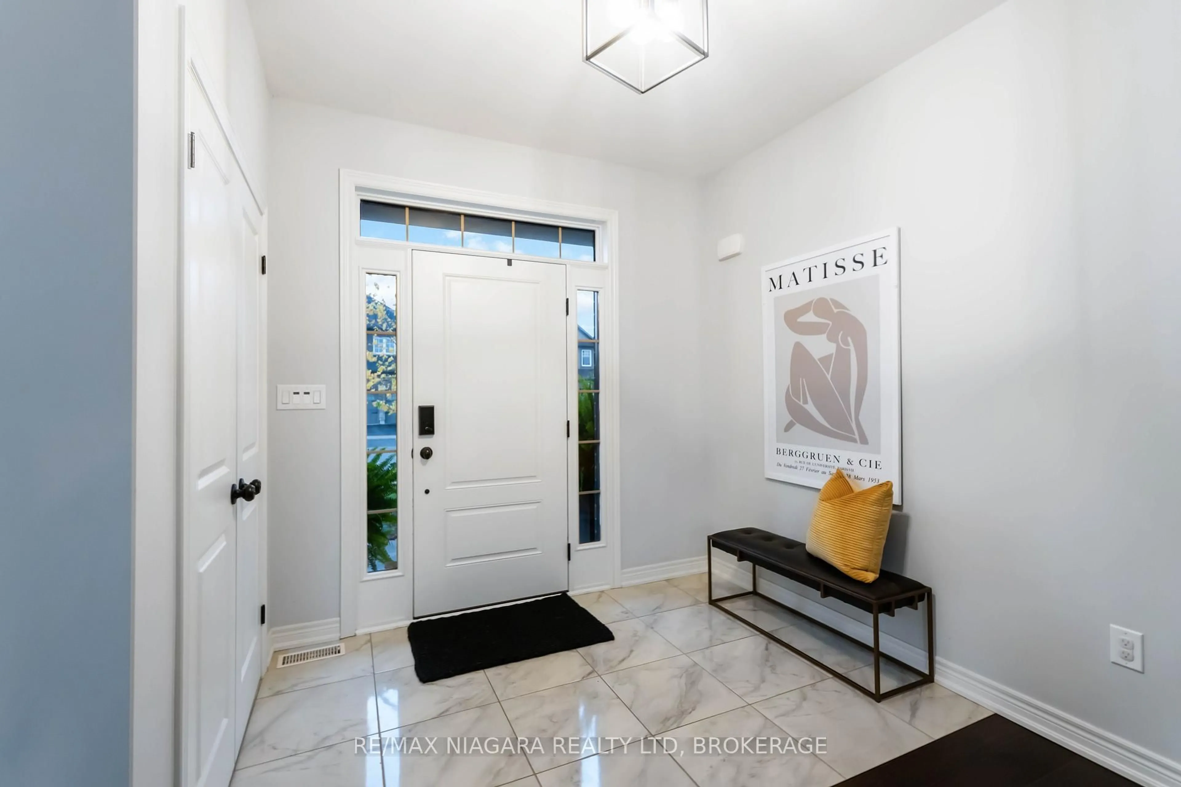 Indoor entryway for 132 Lametti Dr, Pelham Ontario L0S 1E6