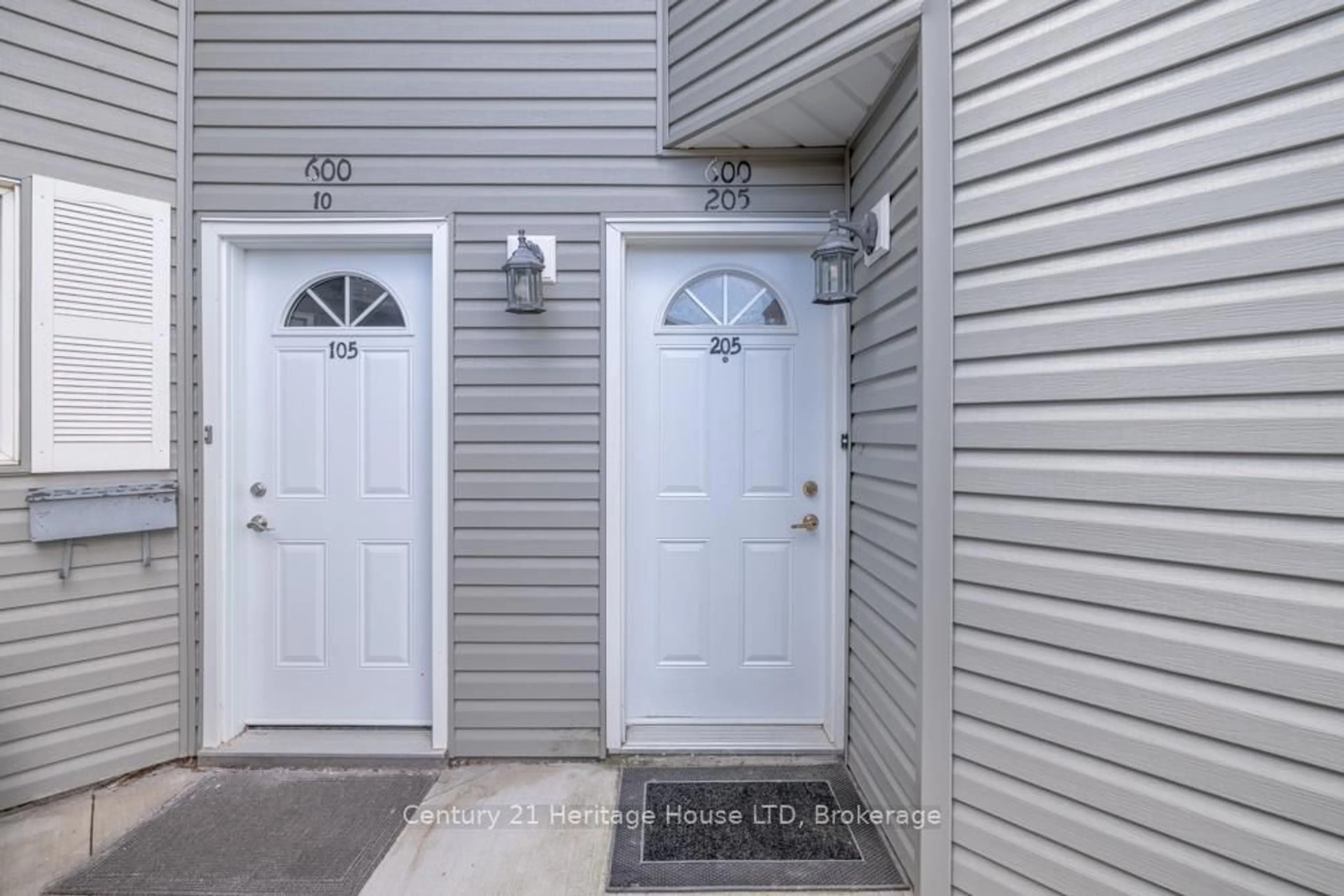 Indoor entryway for 600 Carlton St #205, St. Catharines Ontario L2M 7V9