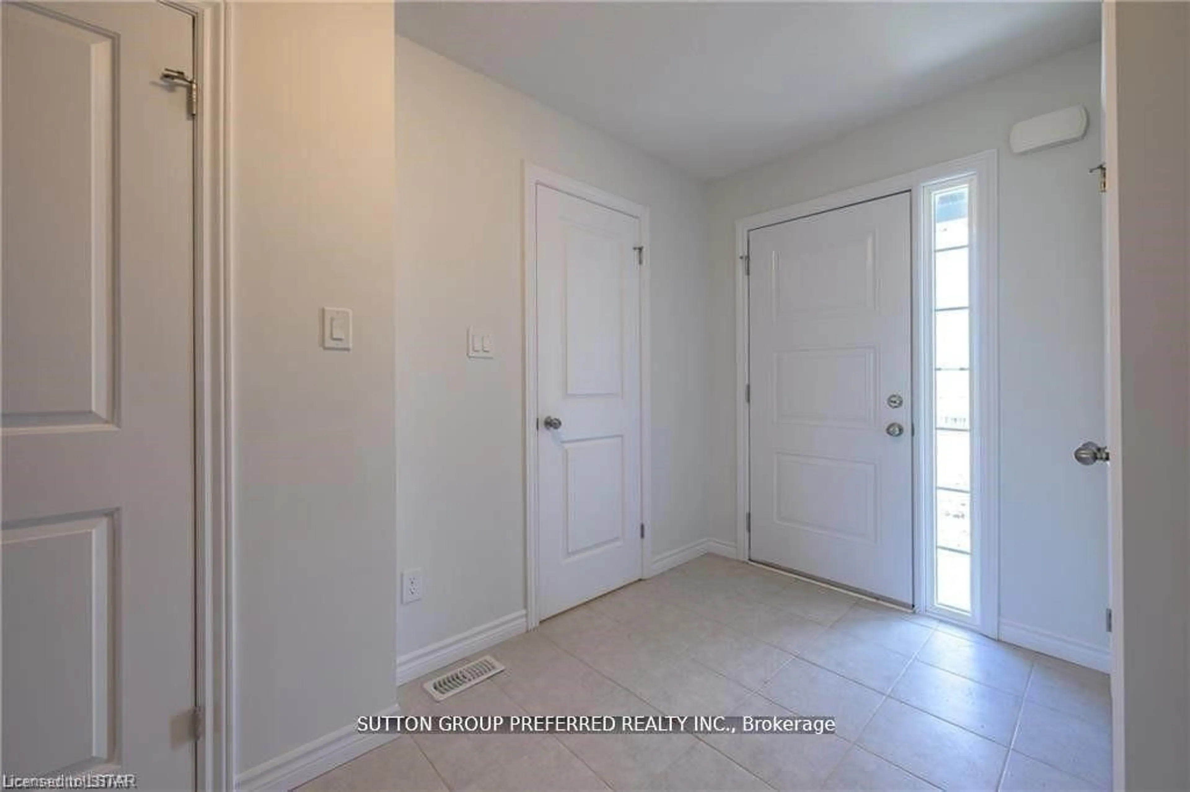 Indoor entryway for 343 Kennington Way, London South Ontario N6L 0H4