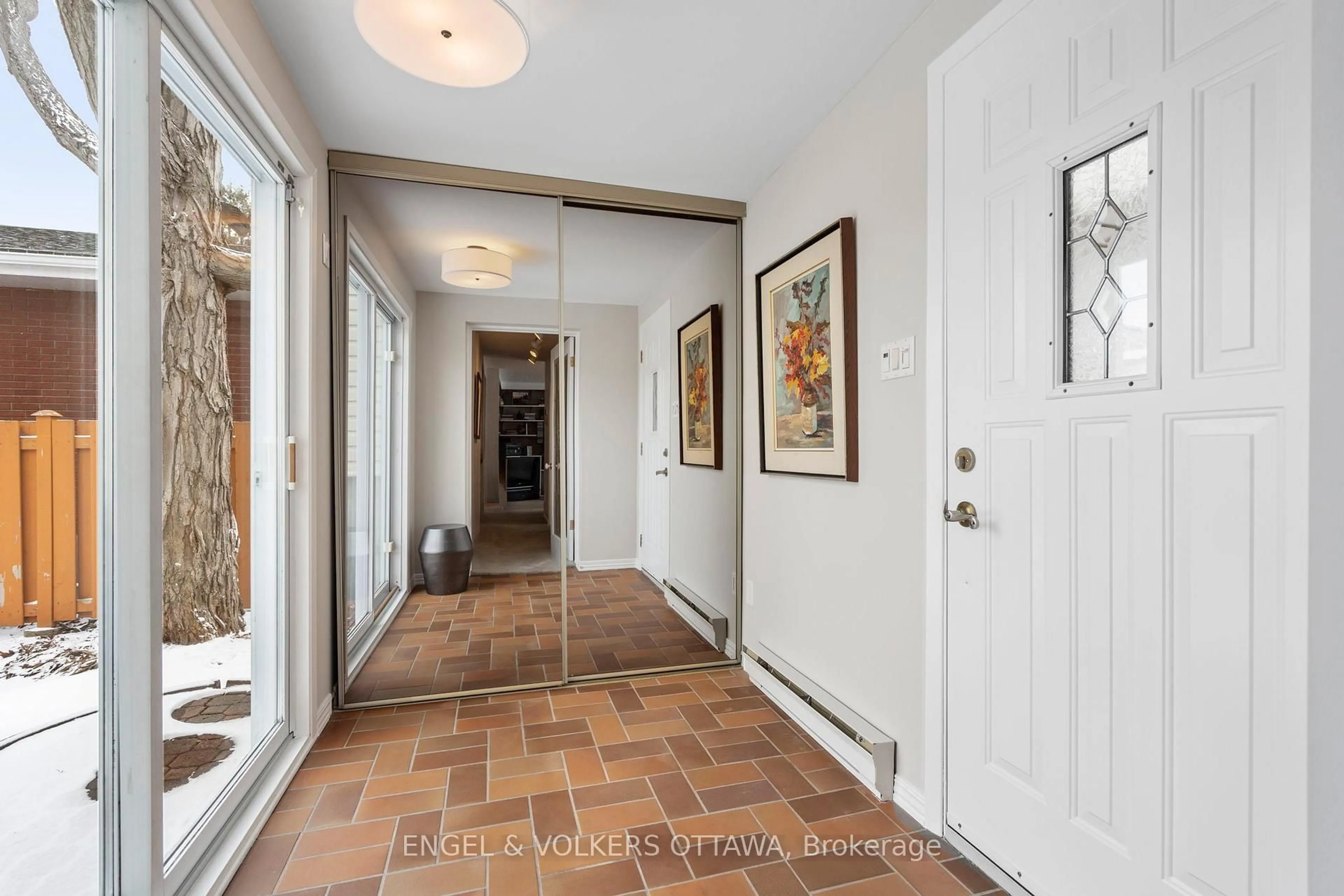 Indoor entryway for 2125 Valley Dr, Ottawa Ontario K1G 2P6