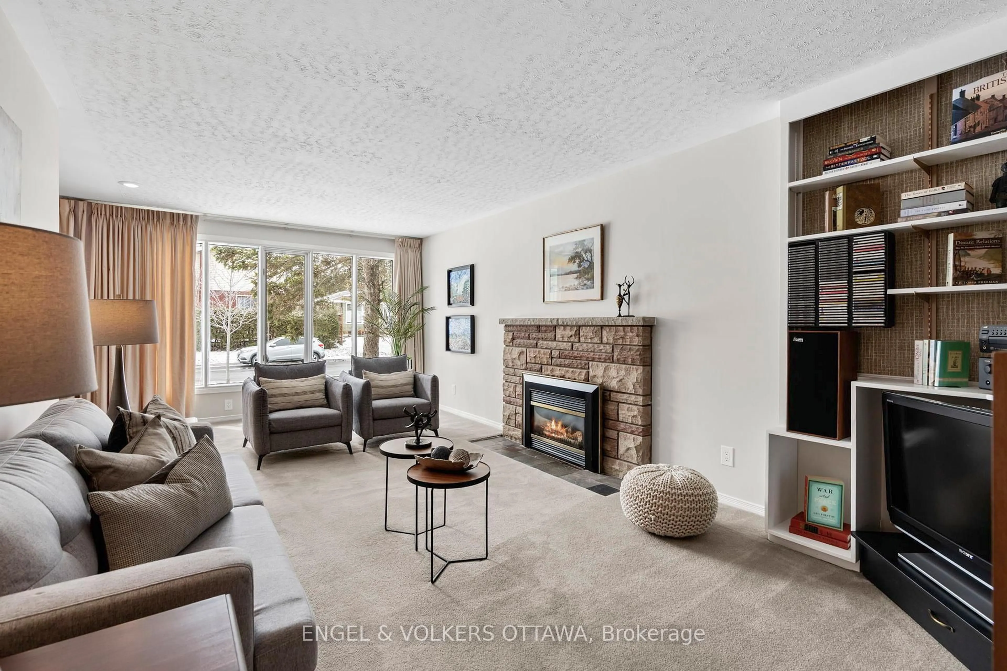 Living room with furniture, unknown for 2125 Valley Dr, Ottawa Ontario K1G 2P6