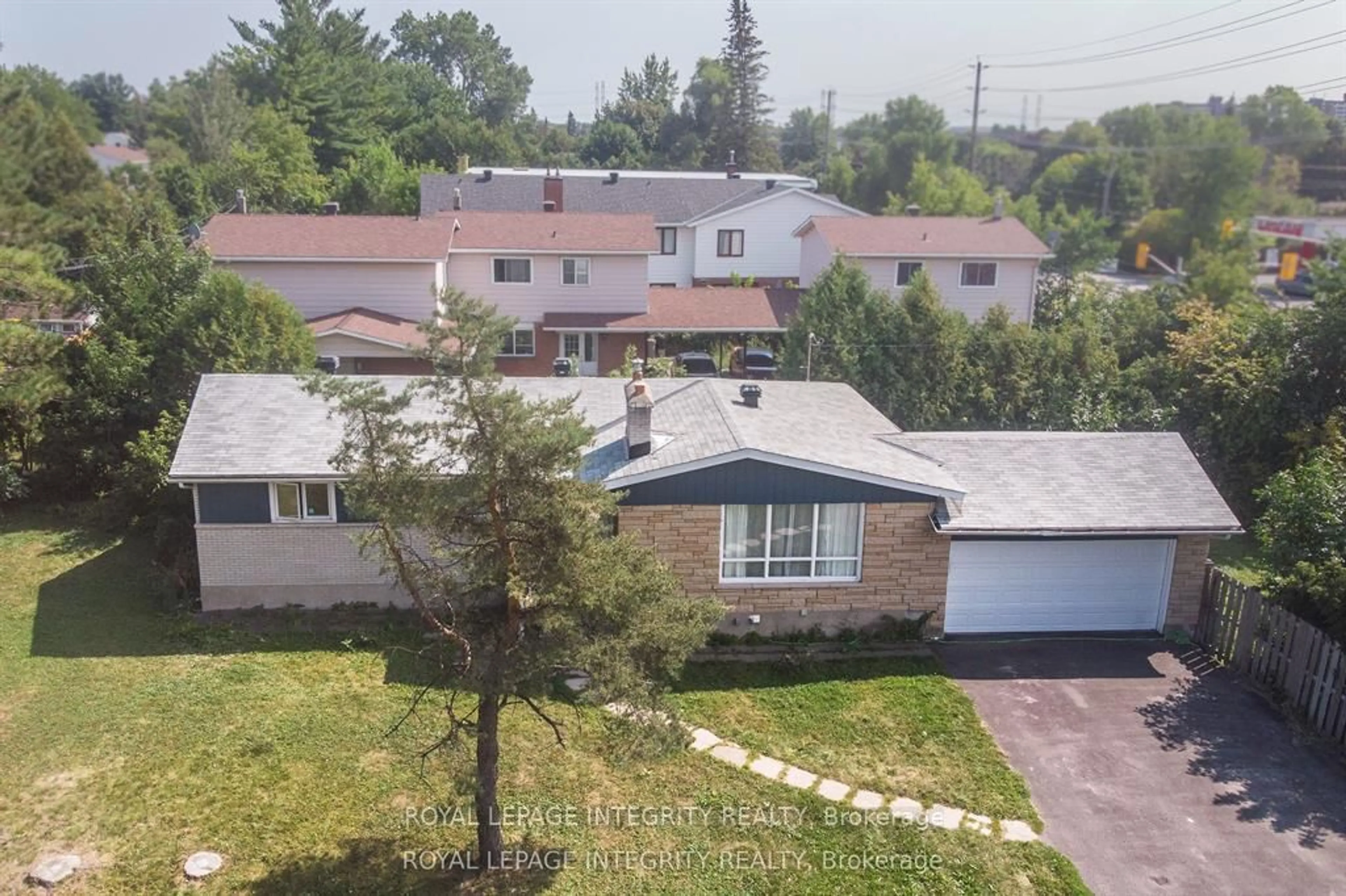 A pic from outside/outdoor area/front of a property/back of a property/a pic from drone, street for 1152 Tawney Rd, Ottawa Ontario K1G 1B6