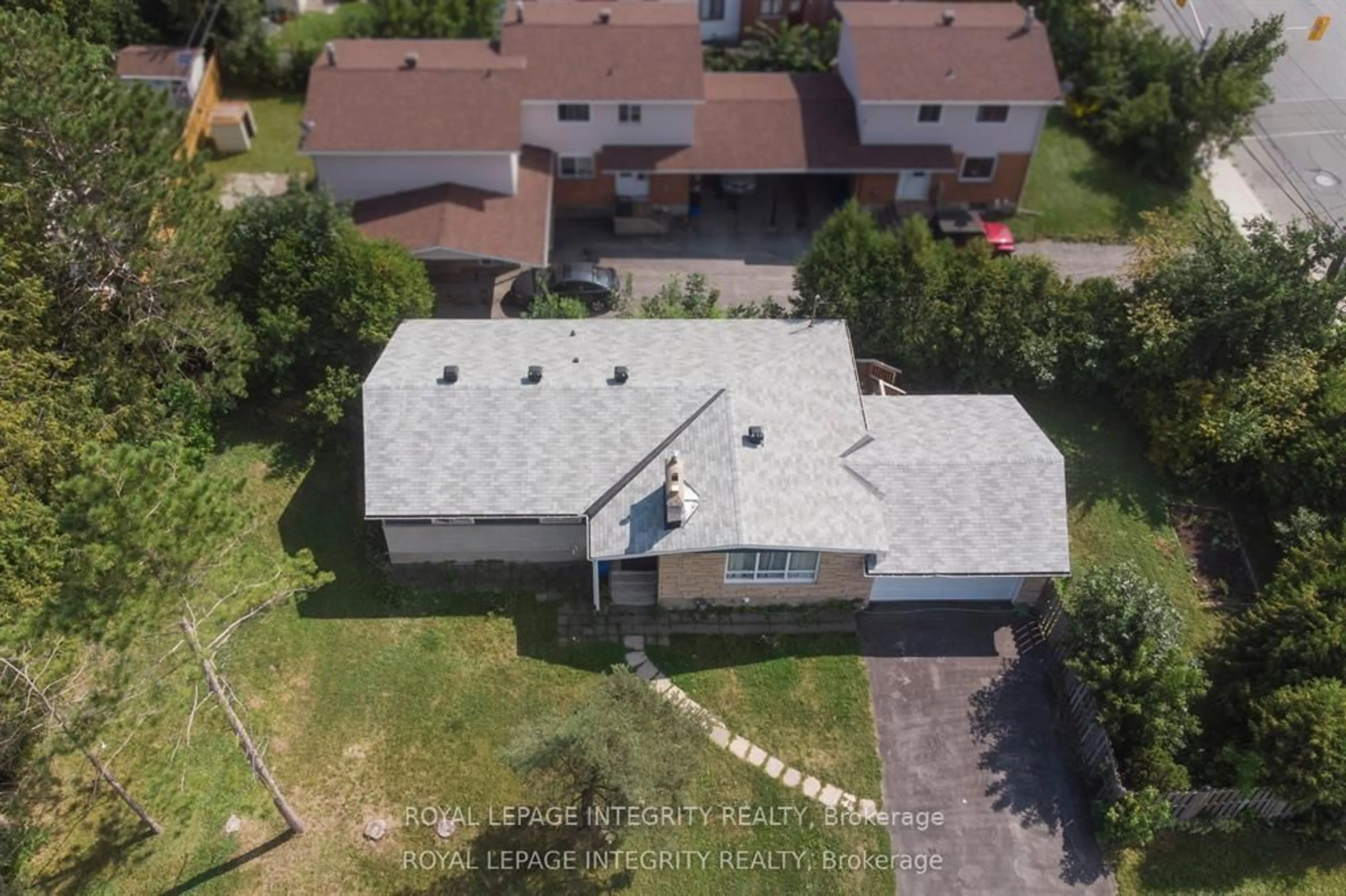 A pic from outside/outdoor area/front of a property/back of a property/a pic from drone, building for 1152 Tawney Rd, Ottawa Ontario K1G 1B6