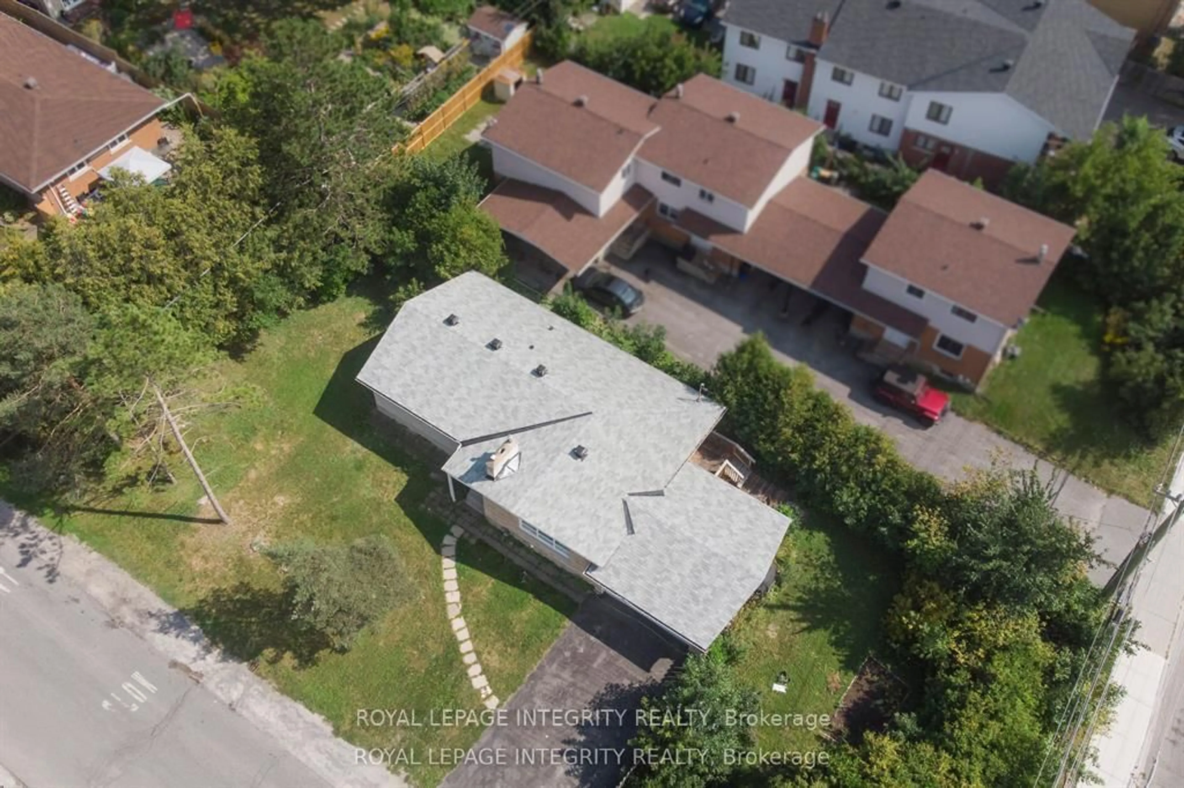 A pic from outside/outdoor area/front of a property/back of a property/a pic from drone, street for 1152 Tawney Rd, Ottawa Ontario K1G 1B6