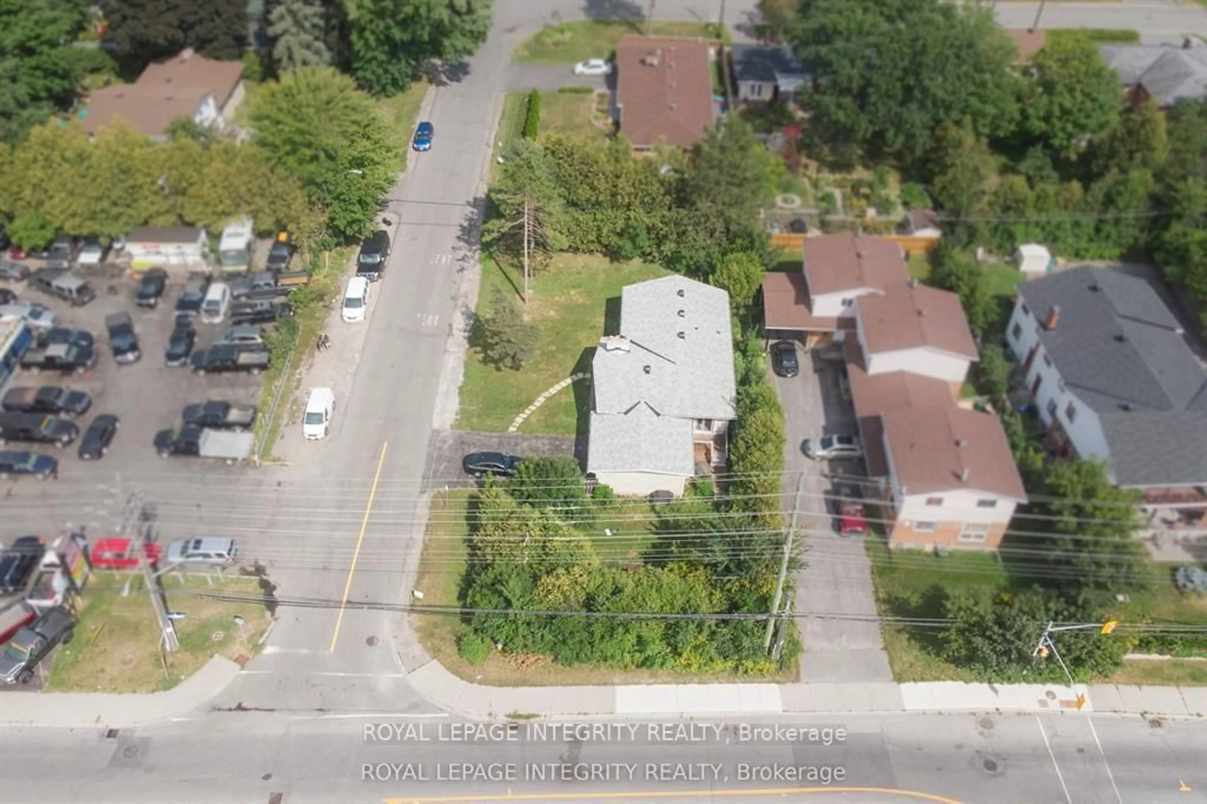 A pic from outside/outdoor area/front of a property/back of a property/a pic from drone, street for 1152 Tawney Rd, Ottawa Ontario K1G 1B6