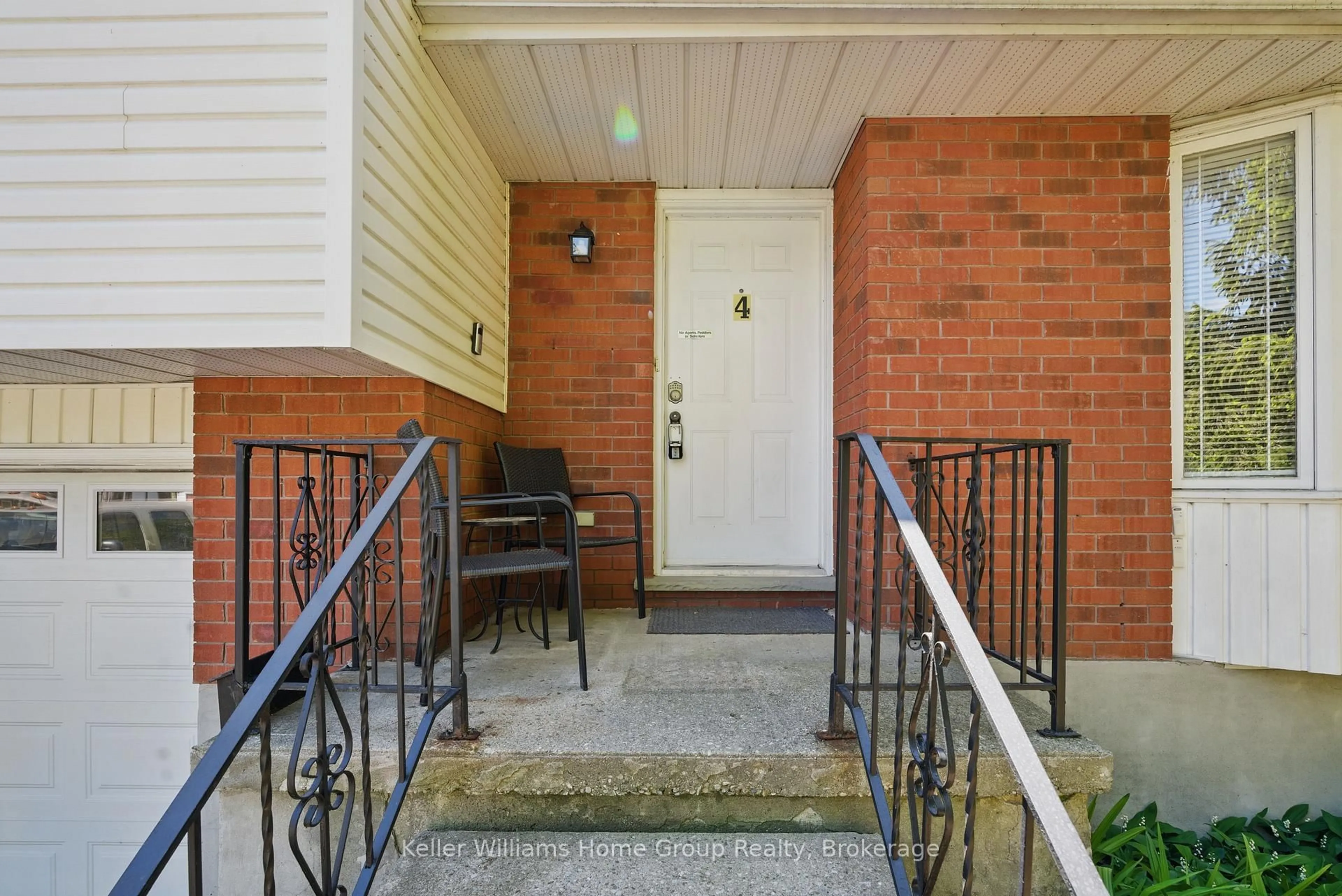 Indoor entryway for 4 Market St, Kitchener Ontario N2K 1H2