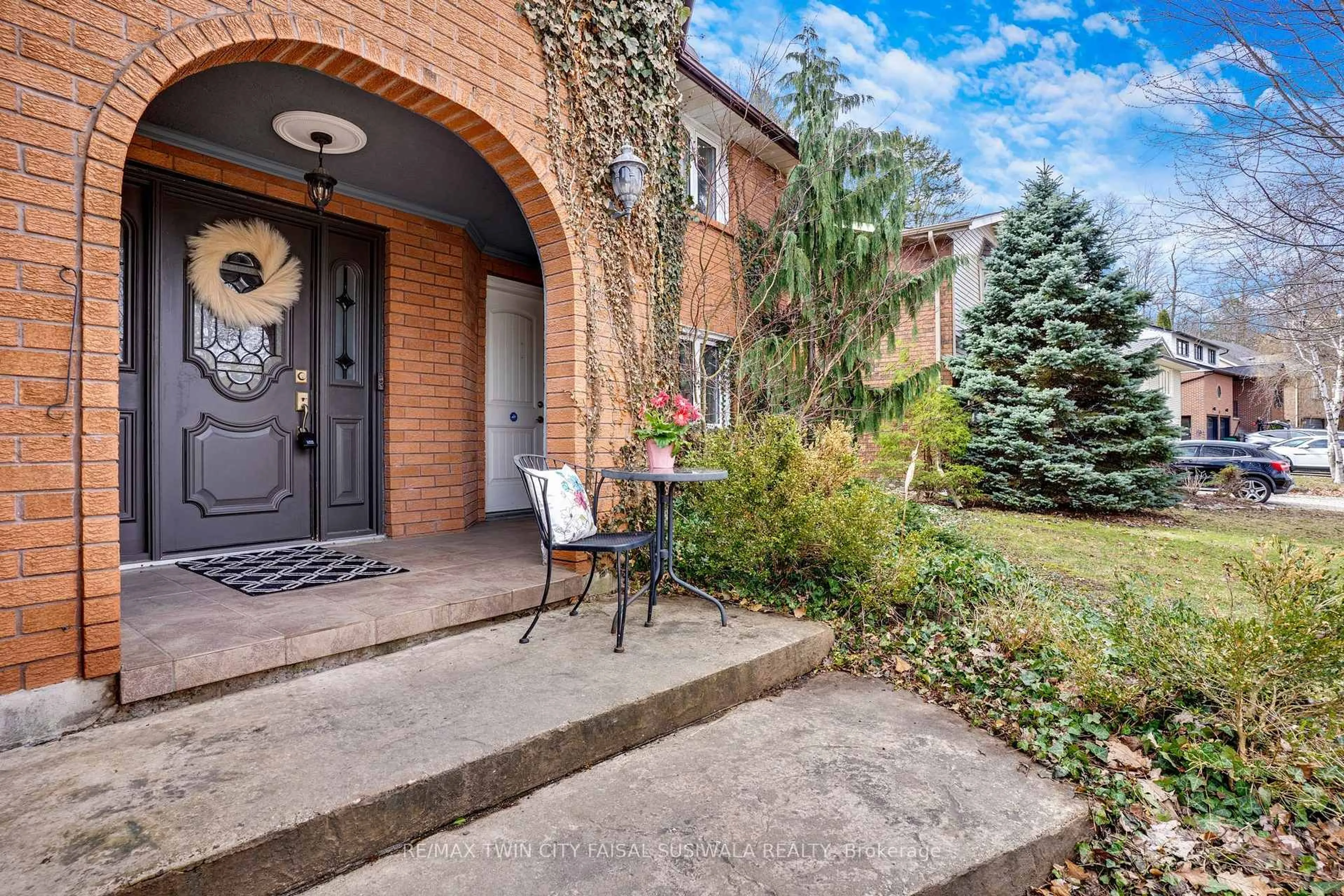 Patio, street for 37 Yellow Birch Dr, Kitchener Ontario N2N 2M1