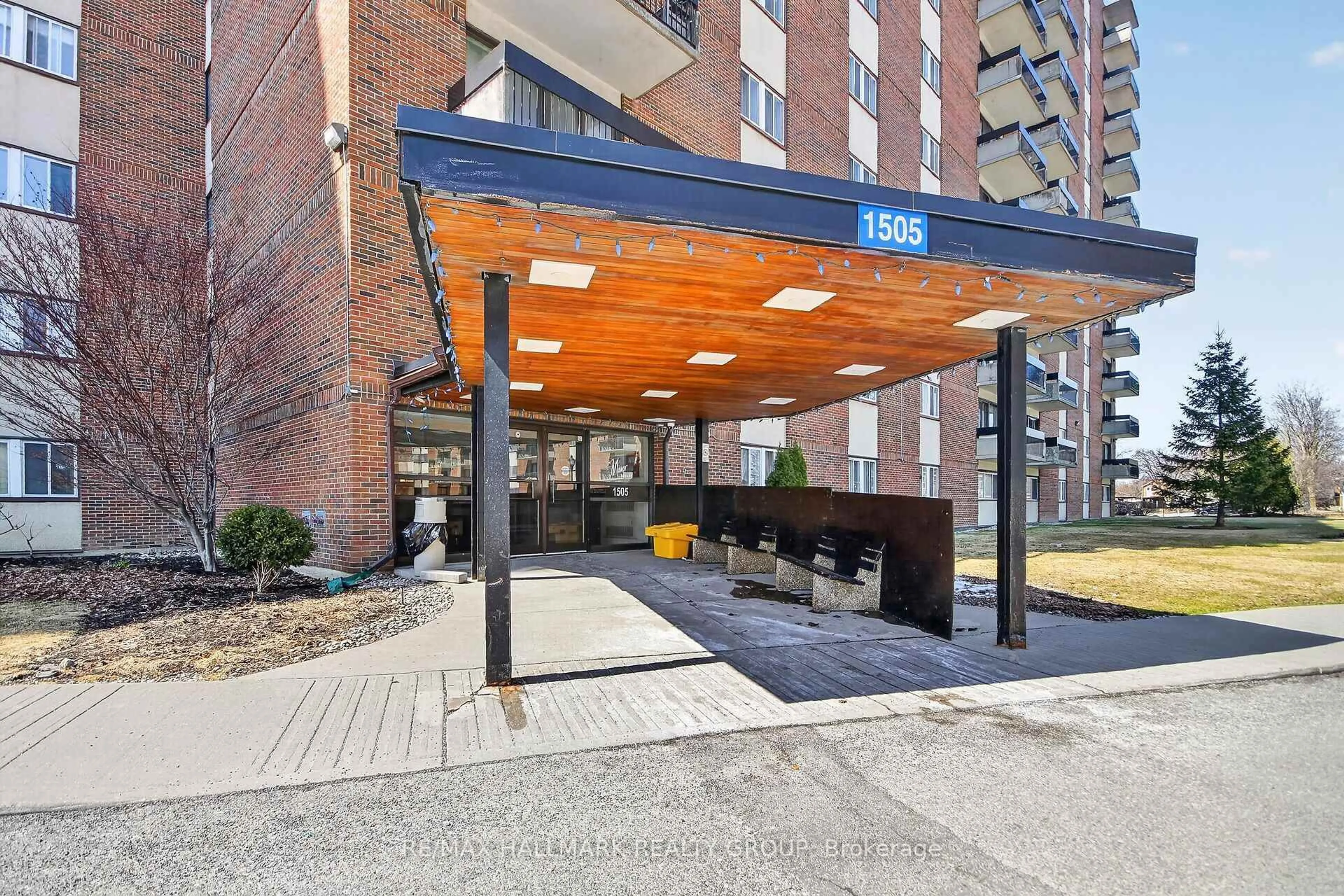 Patio, street for 1505 Baseline Rd #504, Ottawa Ontario K2C 3L4