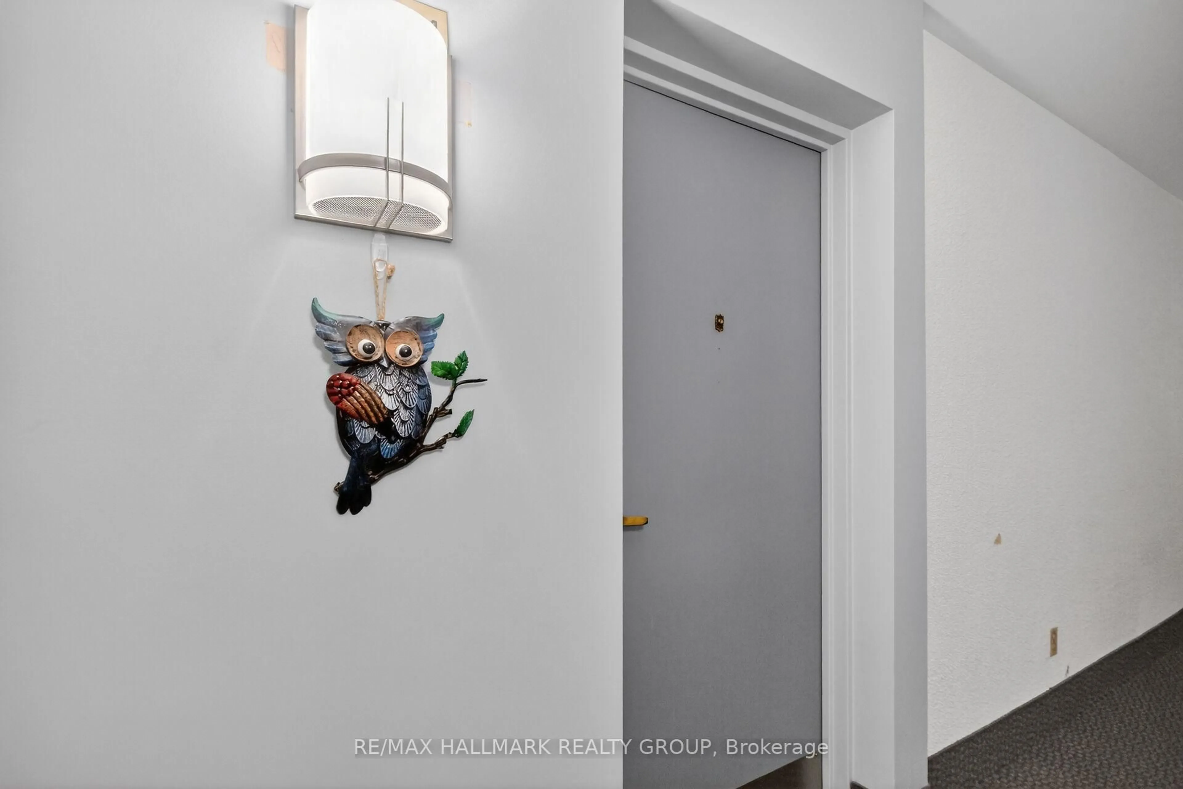 Indoor entryway for 1505 Baseline Rd #504, Ottawa Ontario K2C 3L4