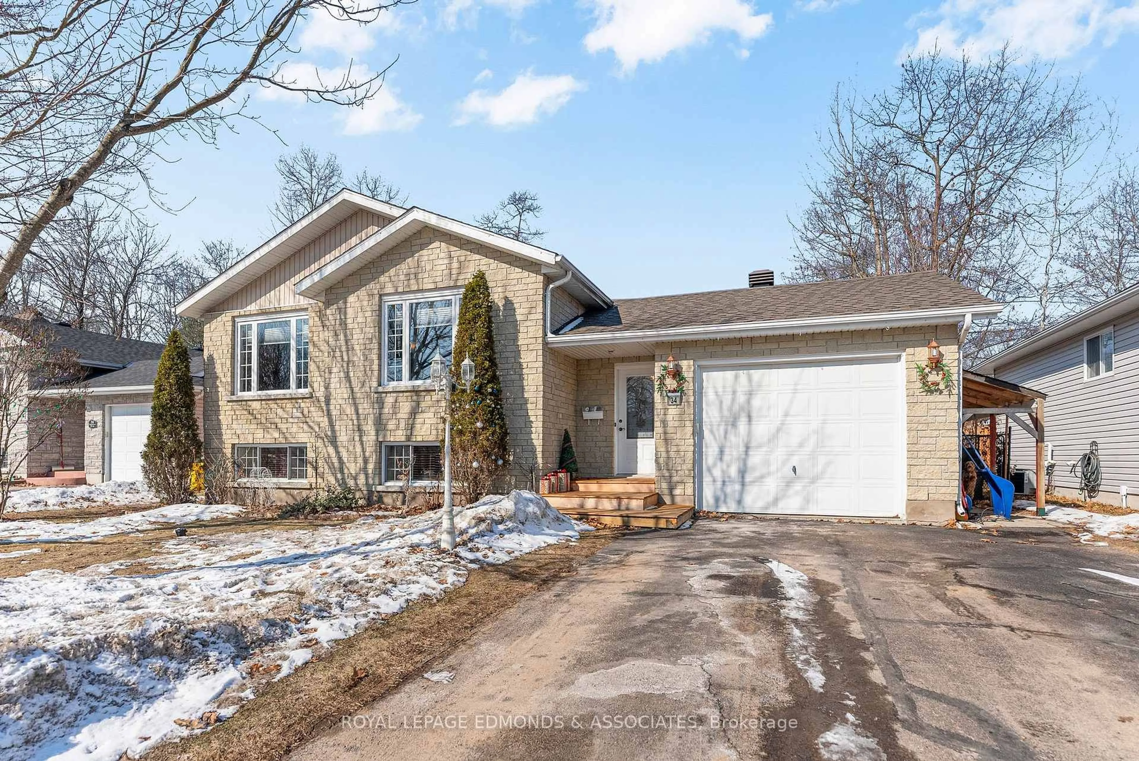 Home with vinyl exterior material, street for 34 Bayshore Dr, Petawawa Ontario K8H 3R7