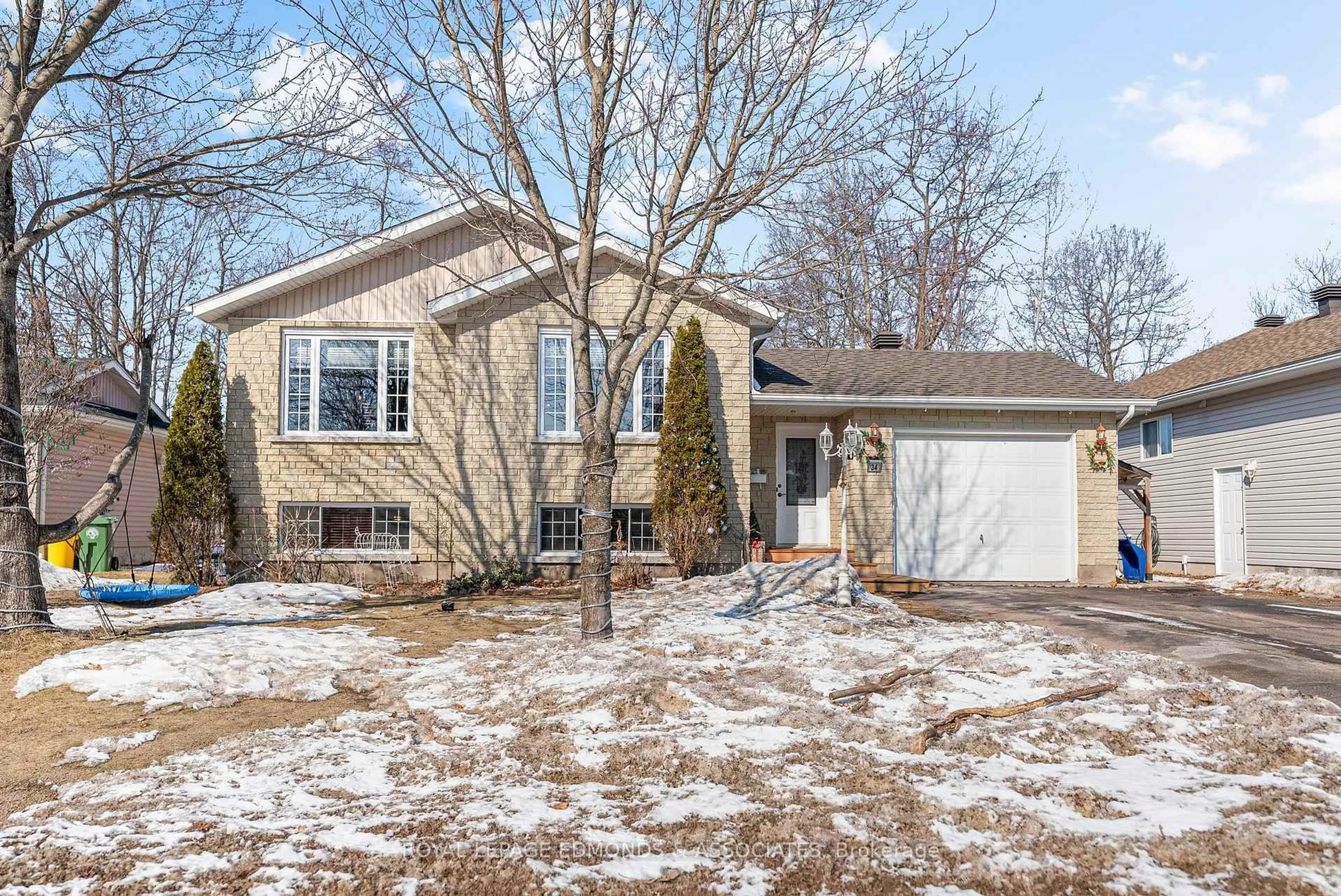 Home with vinyl exterior material, street for 34 Bayshore Dr, Petawawa Ontario K8H 3R7