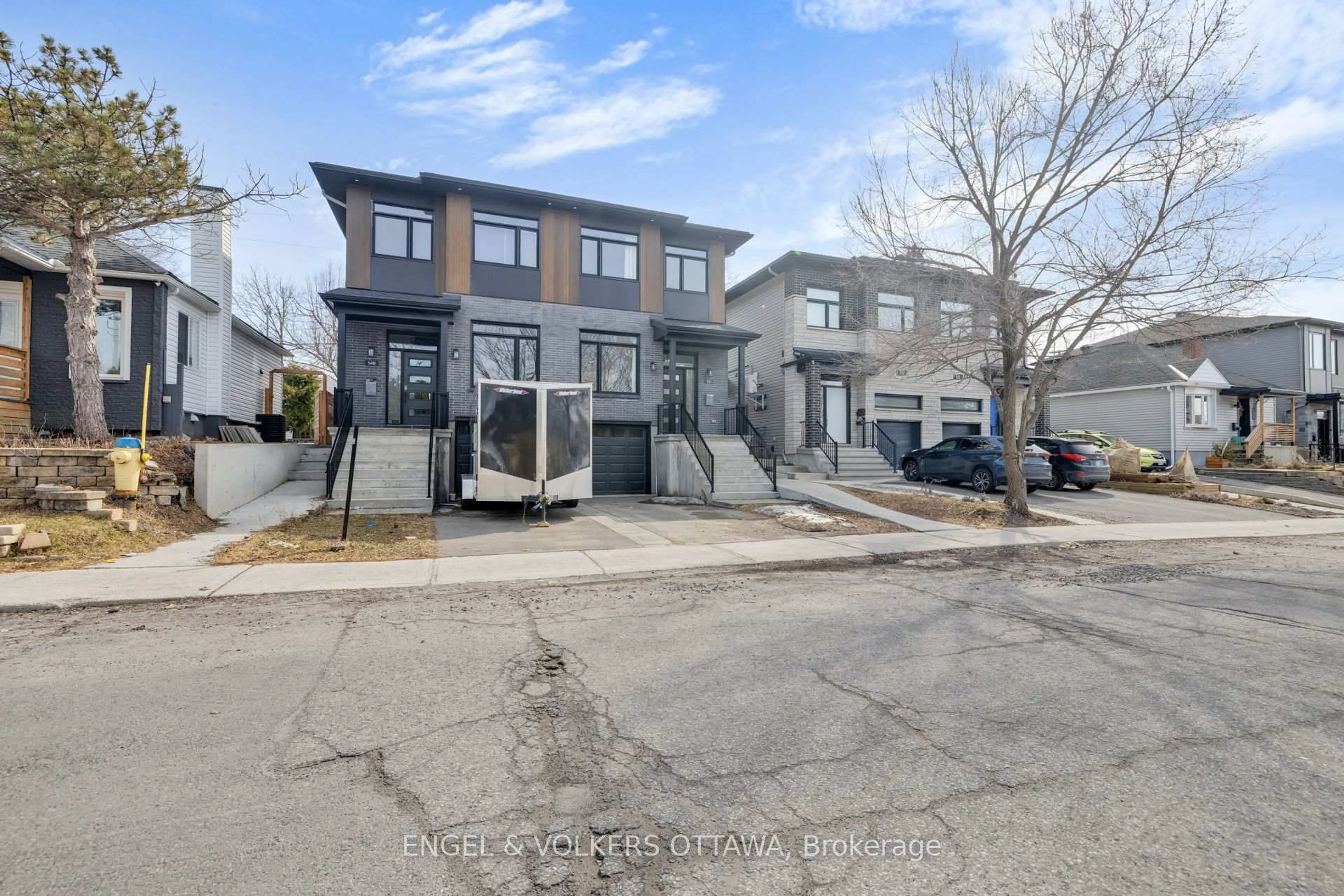 A pic from outside/outdoor area/front of a property/back of a property/a pic from drone, street for 151 Longpré St, Ottawa Ontario K1L 7J5