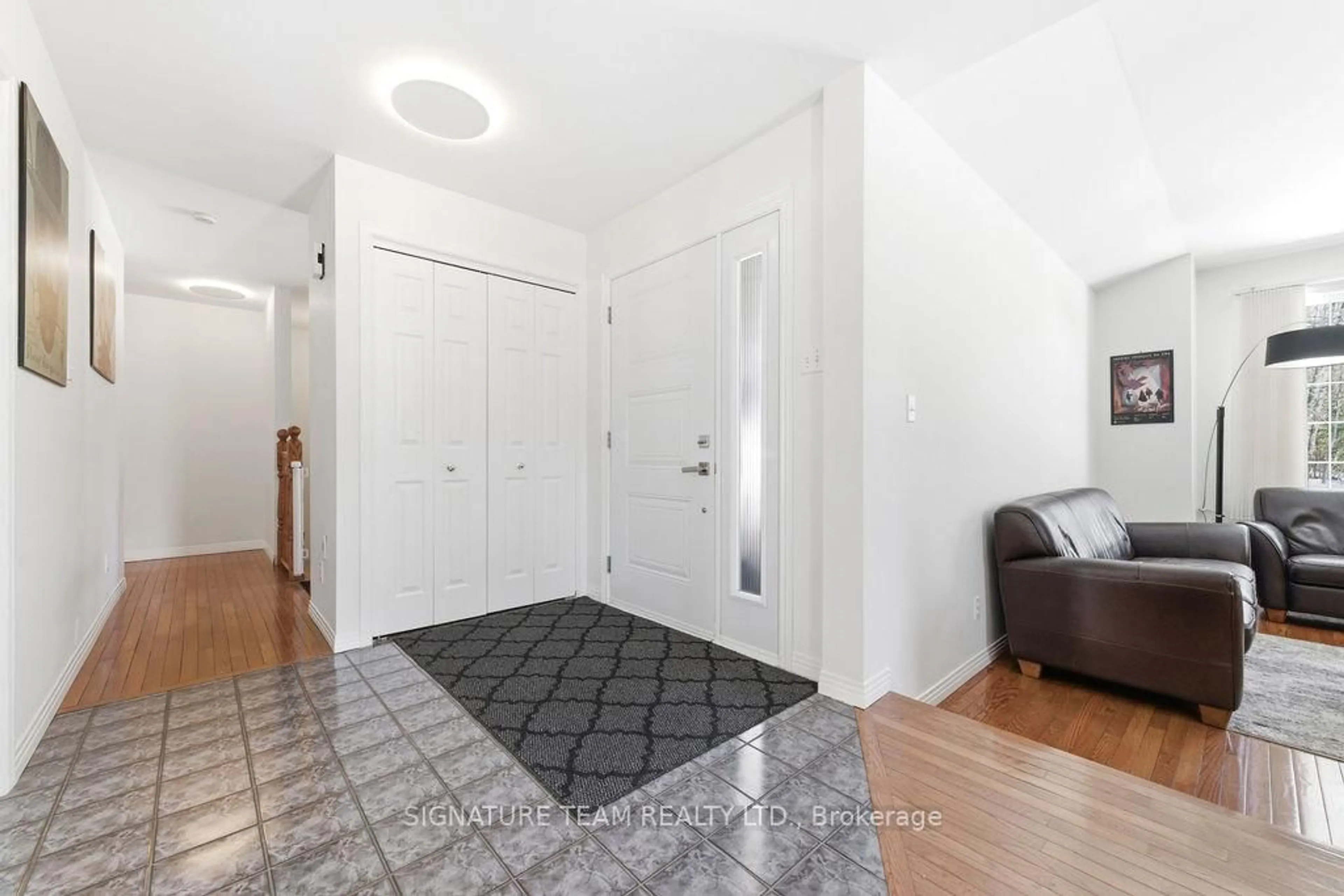 Indoor entryway for 111 Thomas St, Deep River Ontario K0J 1P0