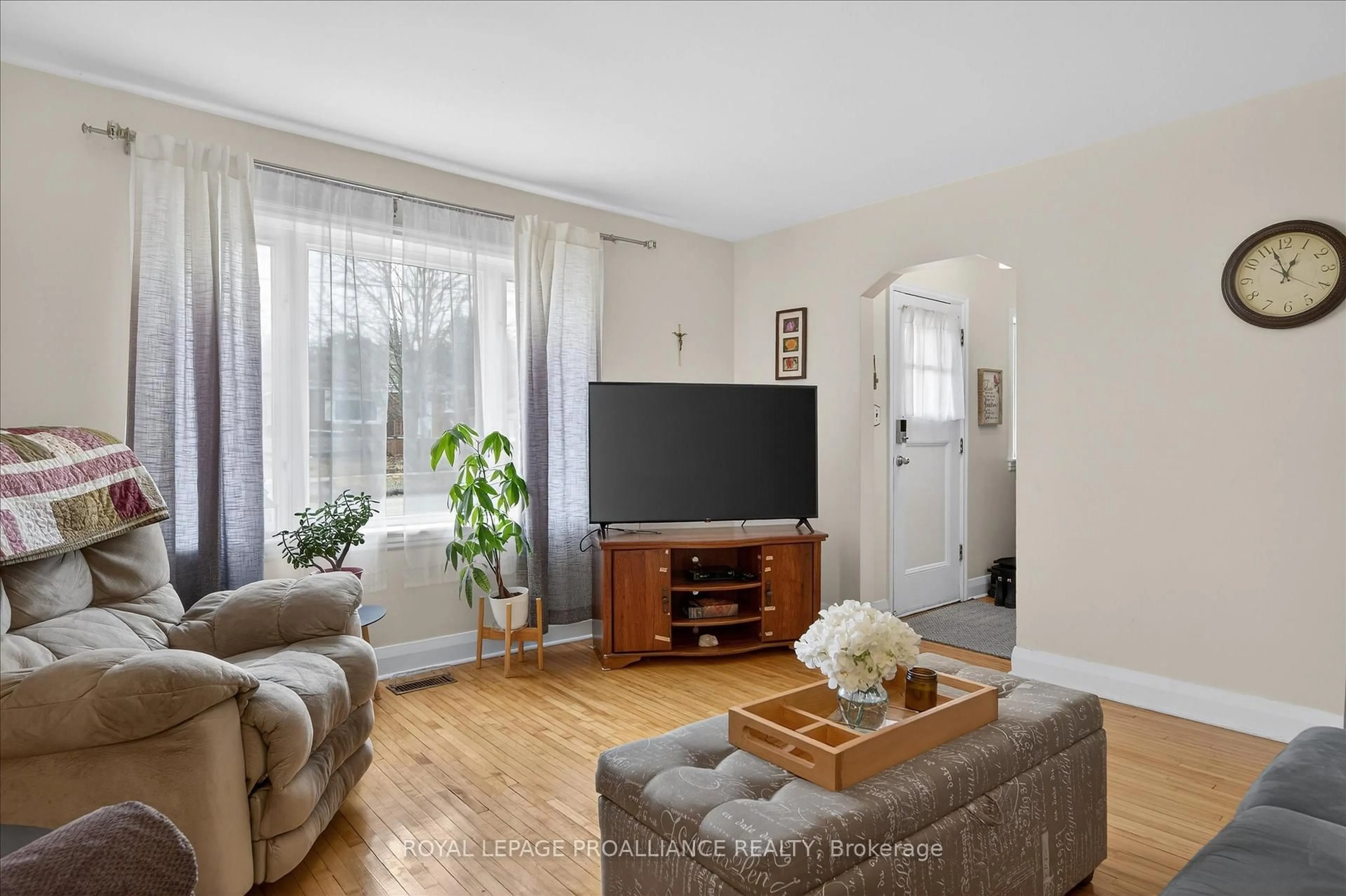 Living room with furniture, unknown for 637 Beverly St, Peterborough Ontario K9H 2B4