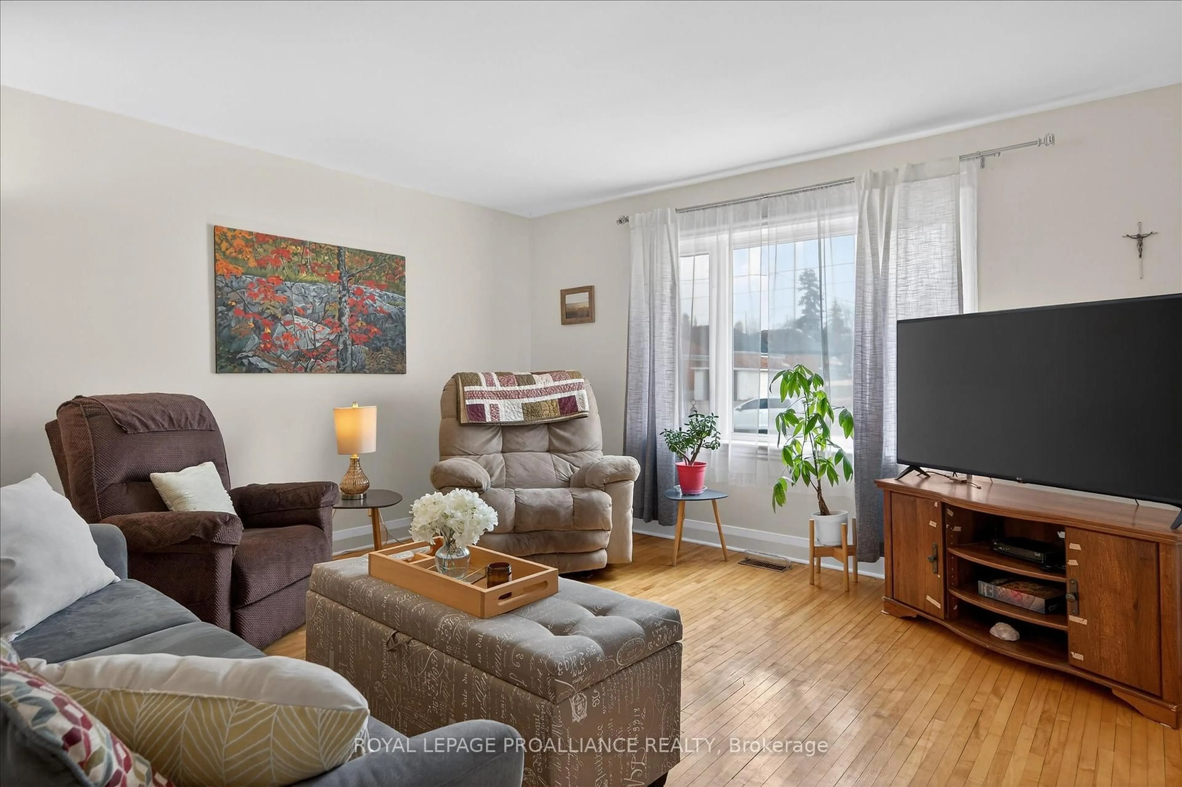 Living room with furniture, unknown for 637 Beverly St, Peterborough Ontario K9H 2B4