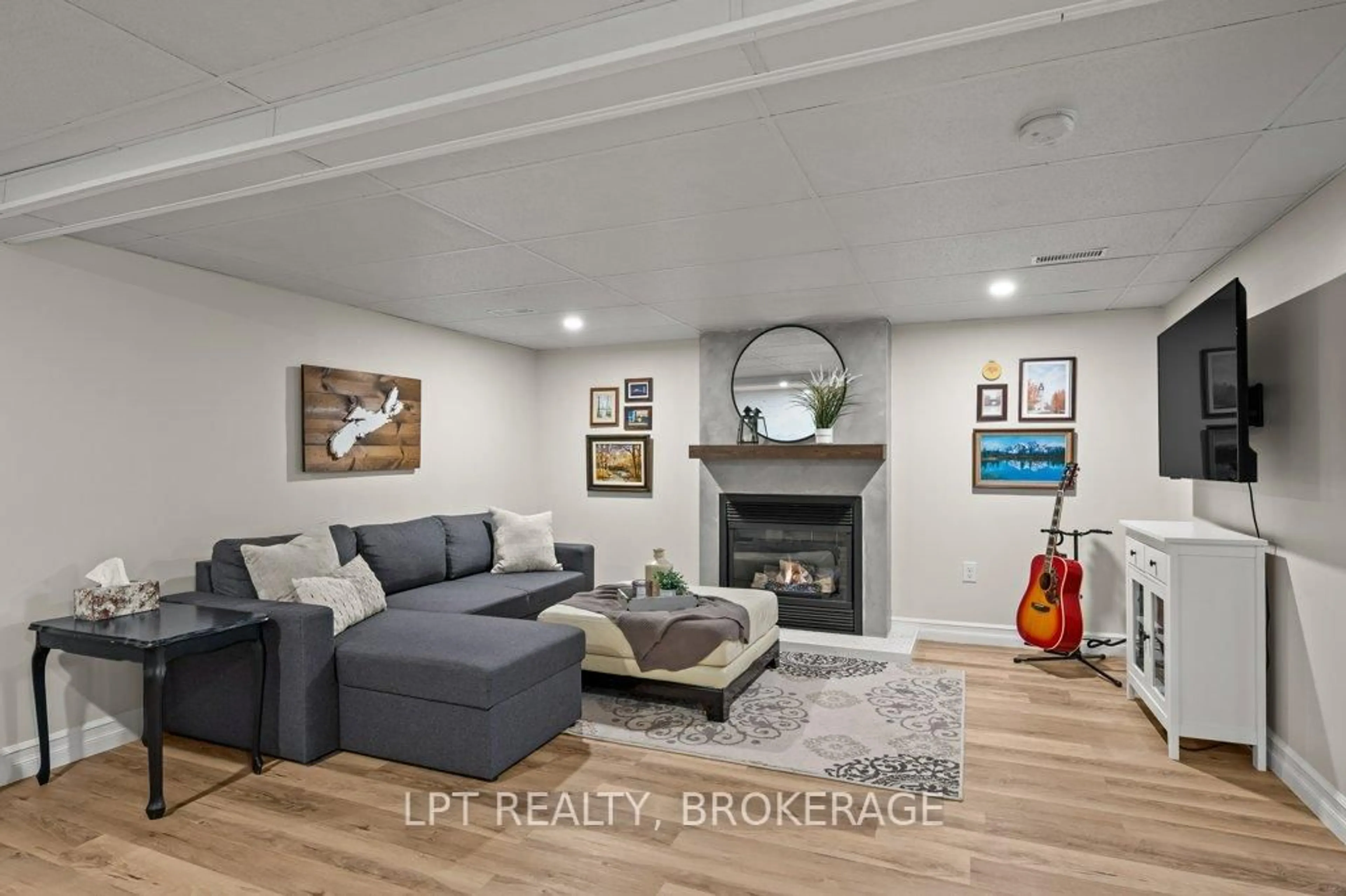 Living room with furniture, wood/laminate floor for 1051 Waterbury Cres, Kingston Ontario K7M 8V4