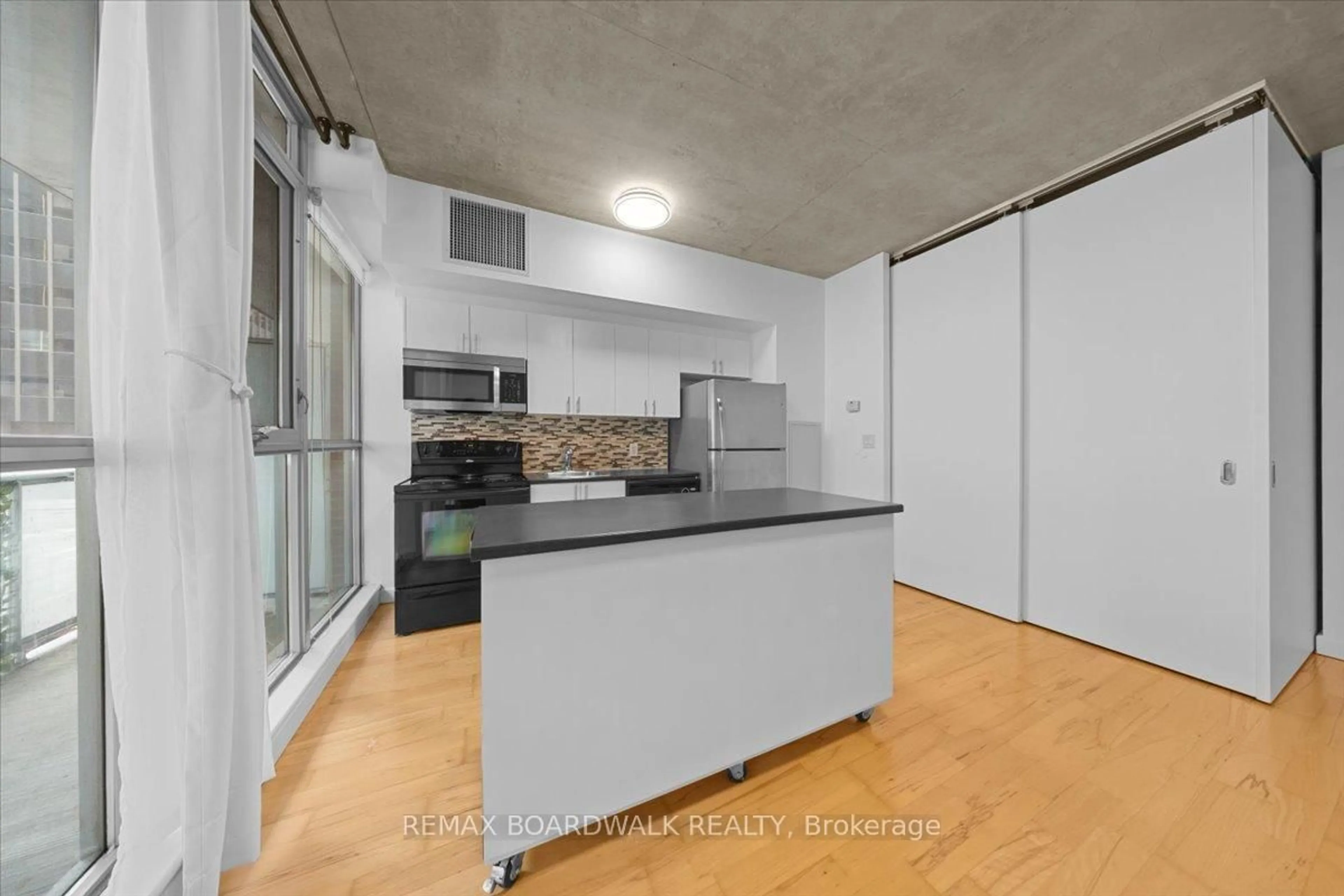 Standard kitchen, unknown for 179 George St #201, Ottawa Ontario K1N 1J8