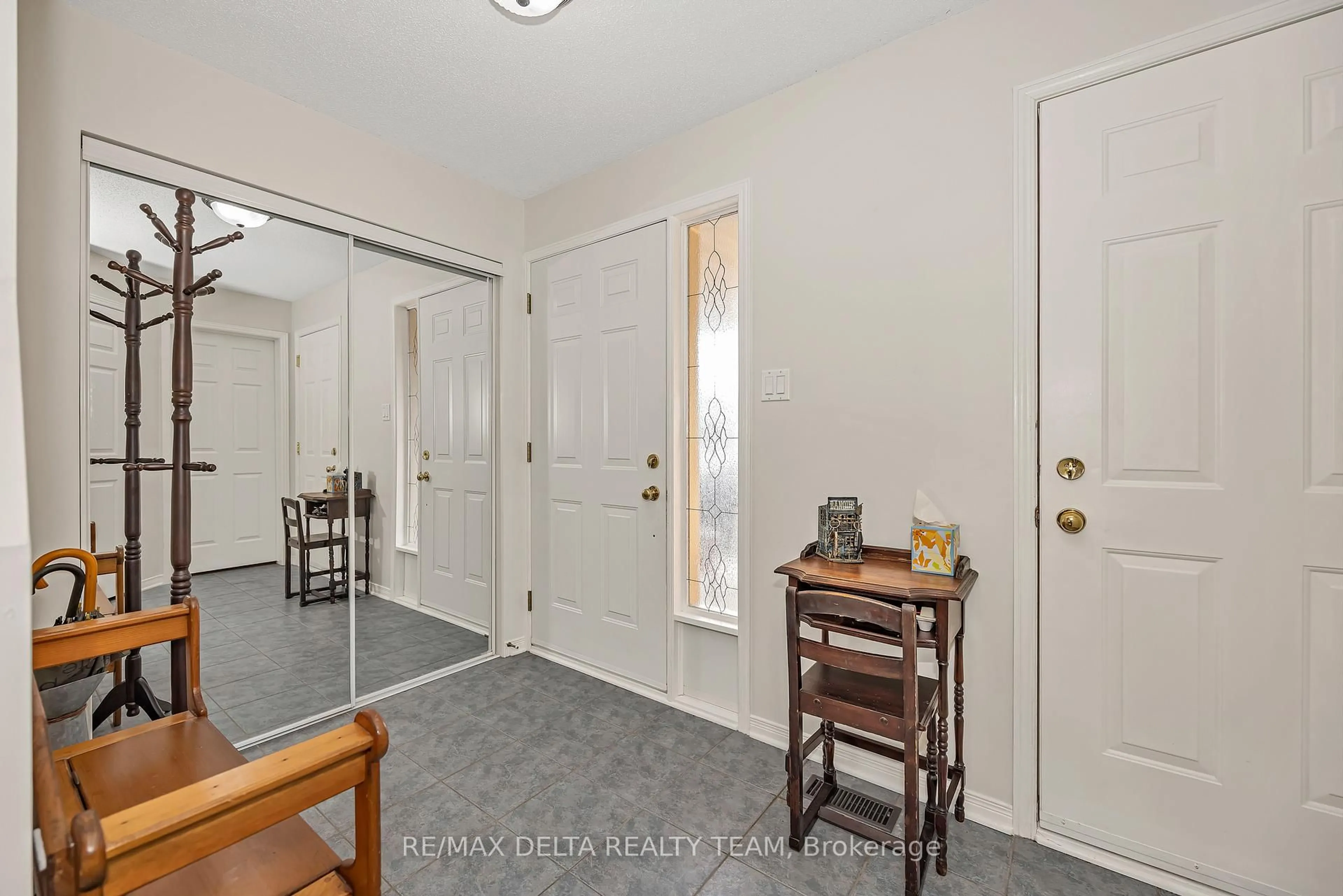 Indoor entryway for 2685 Sylvain St, Clarence-Rockland Ontario K4K 1V3