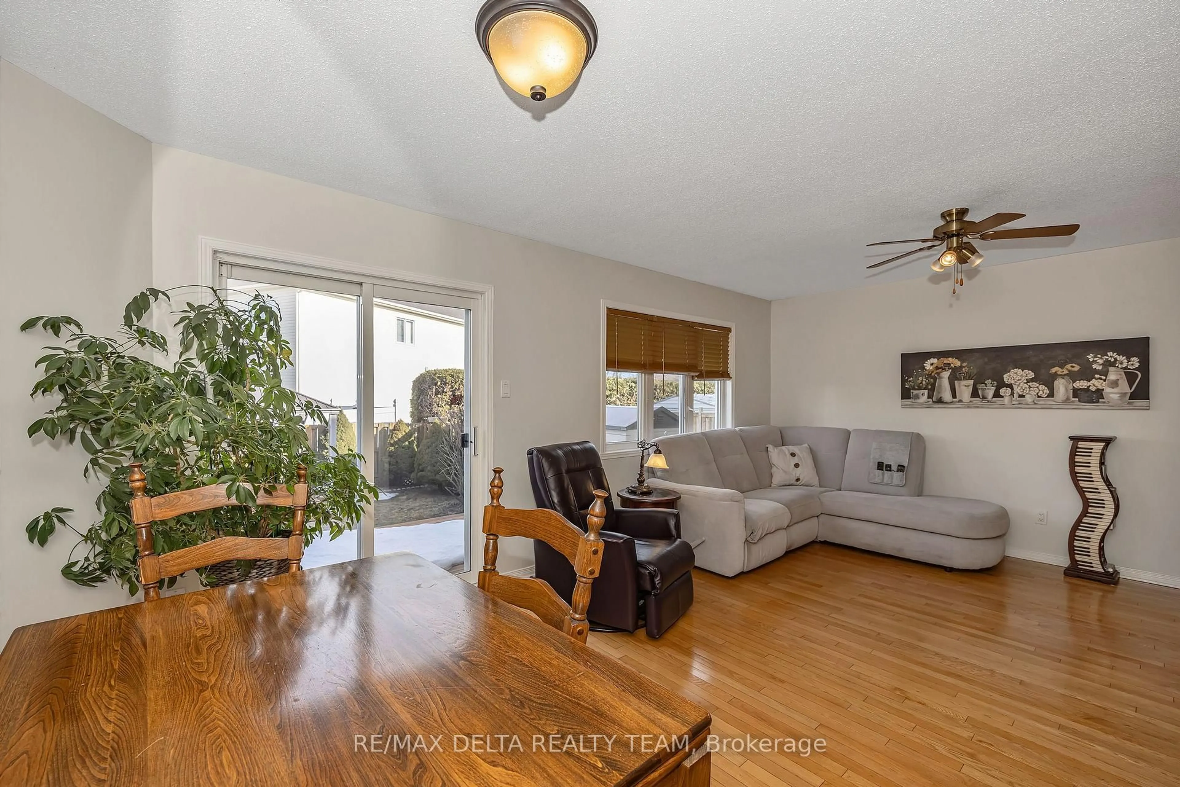 Living room with furniture, wood/laminate floor for 2685 Sylvain St, Clarence-Rockland Ontario K4K 1V3
