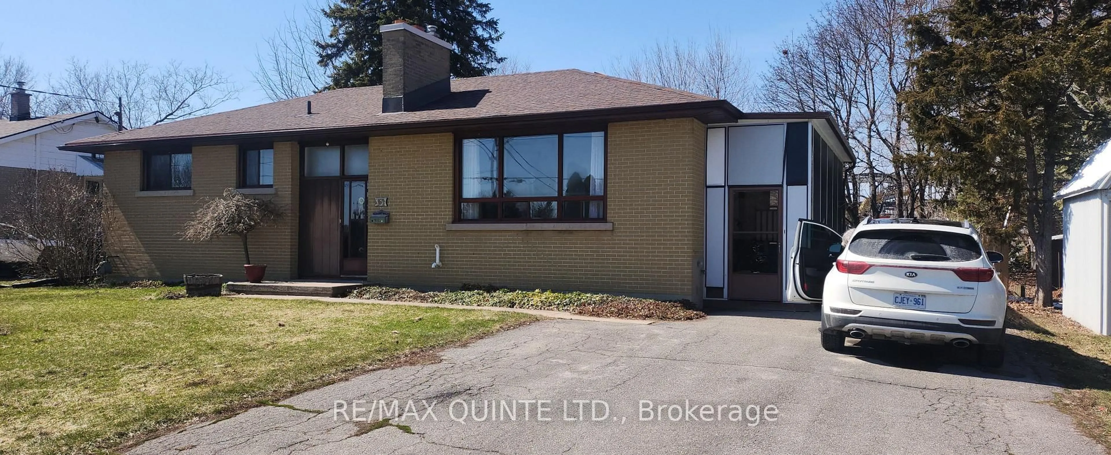 Home with vinyl exterior material, unknown for 12 Wedgewood Rd, Loyalist Ontario K7N 1C9