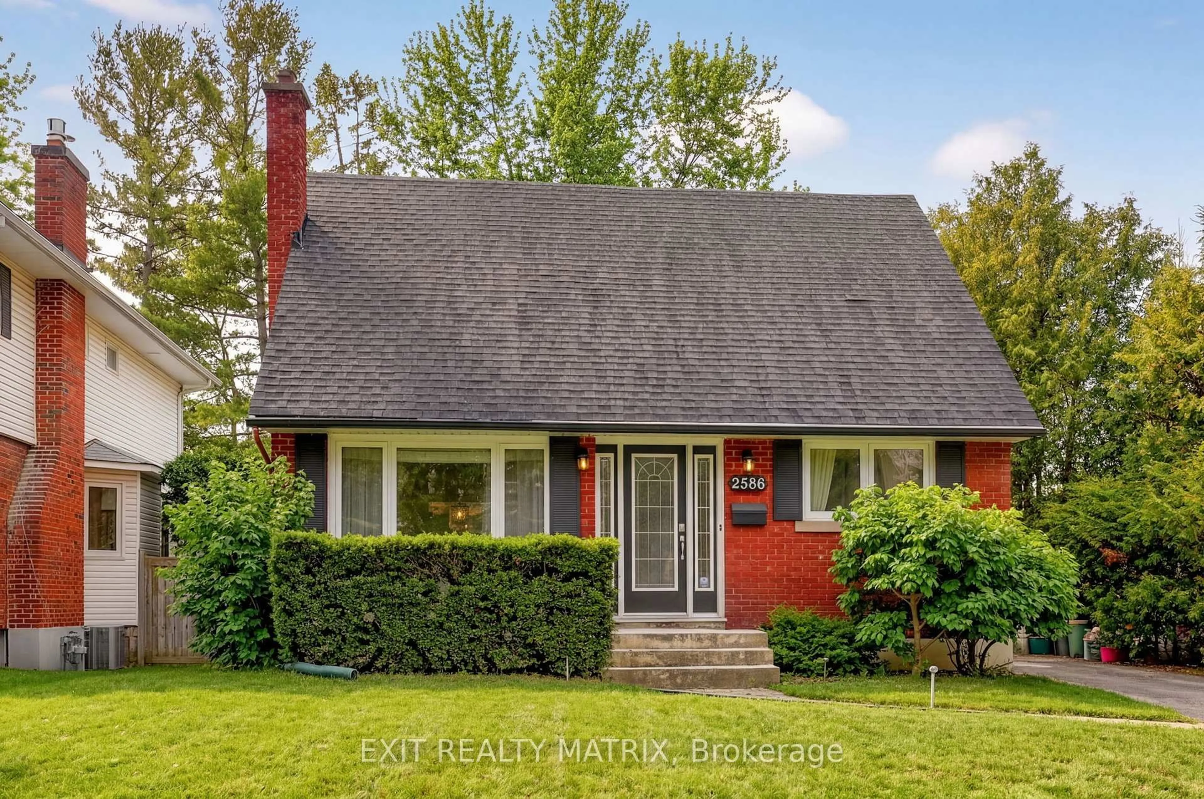 Home with vinyl exterior material, street for 2586 Henley St, Ottawa Ontario K2B 7R3