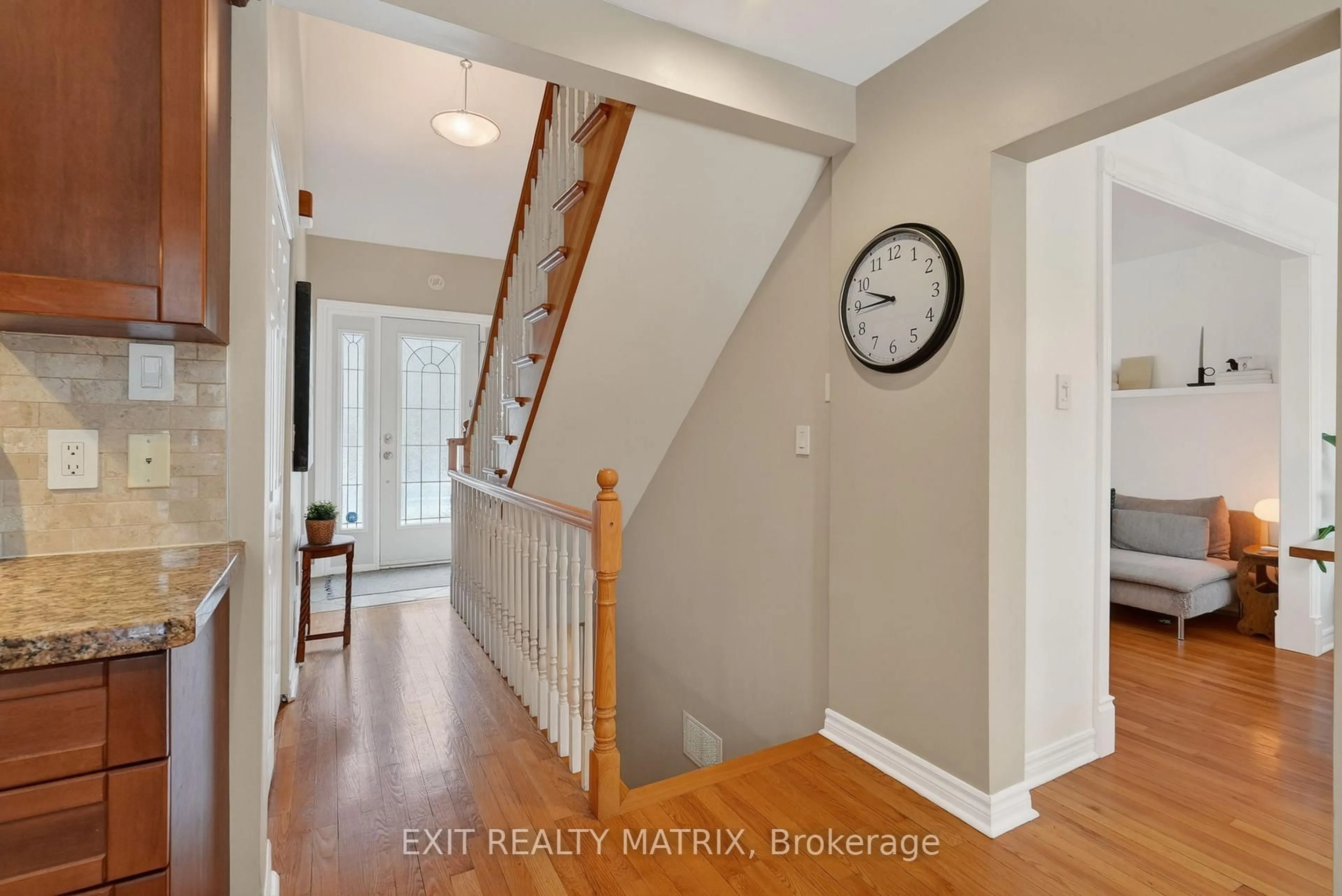 Indoor entryway for 2586 Henley St, Ottawa Ontario K2B 7R3