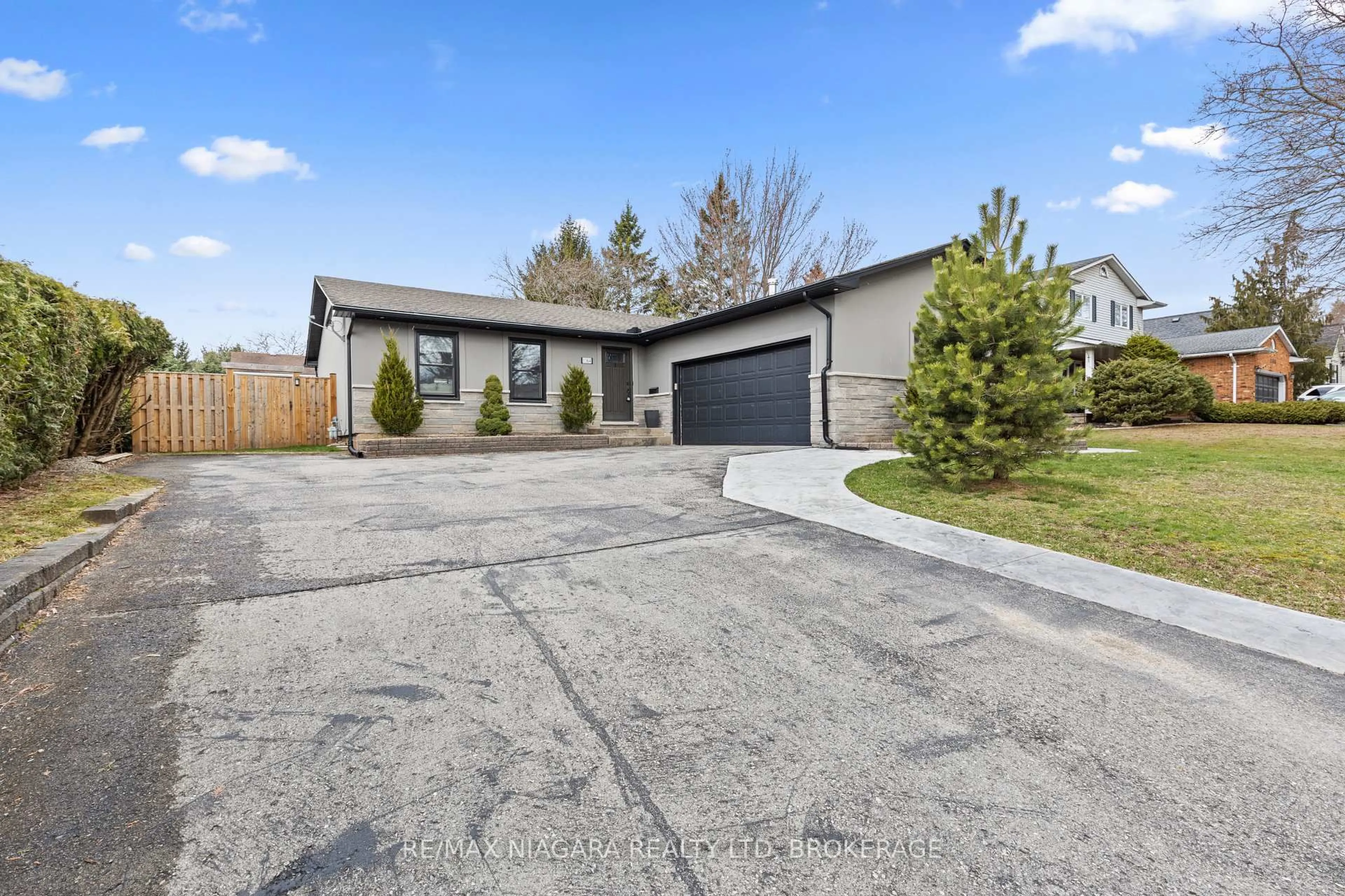 A pic from outside/outdoor area/front of a property/back of a property/a pic from drone, street for 1164 Haist Rd, Pelham Ontario L3B 5N5