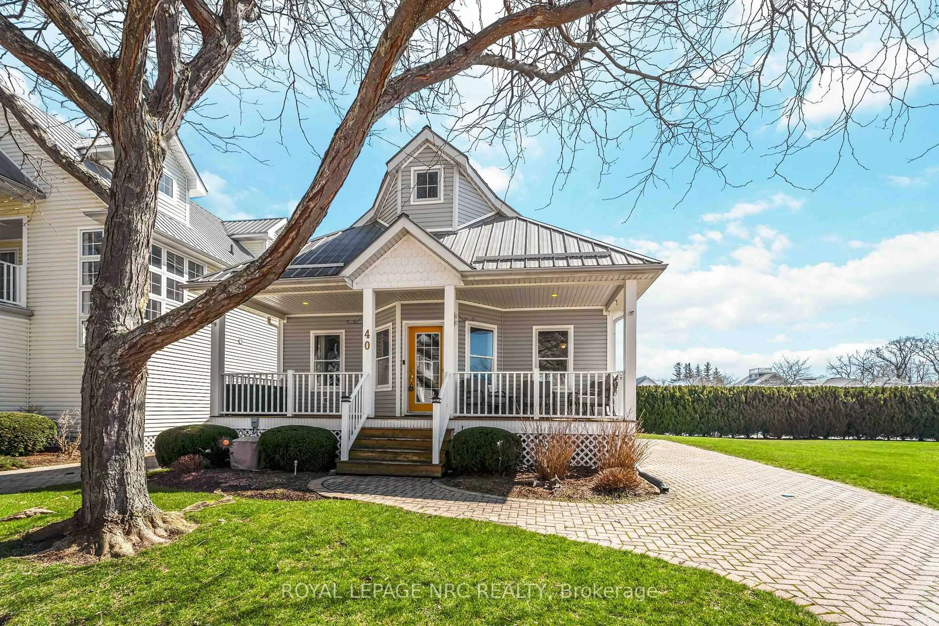 Home with vinyl exterior material, street for 40 Newport Beach Blvd, Fort Erie Ontario L0S 1B0