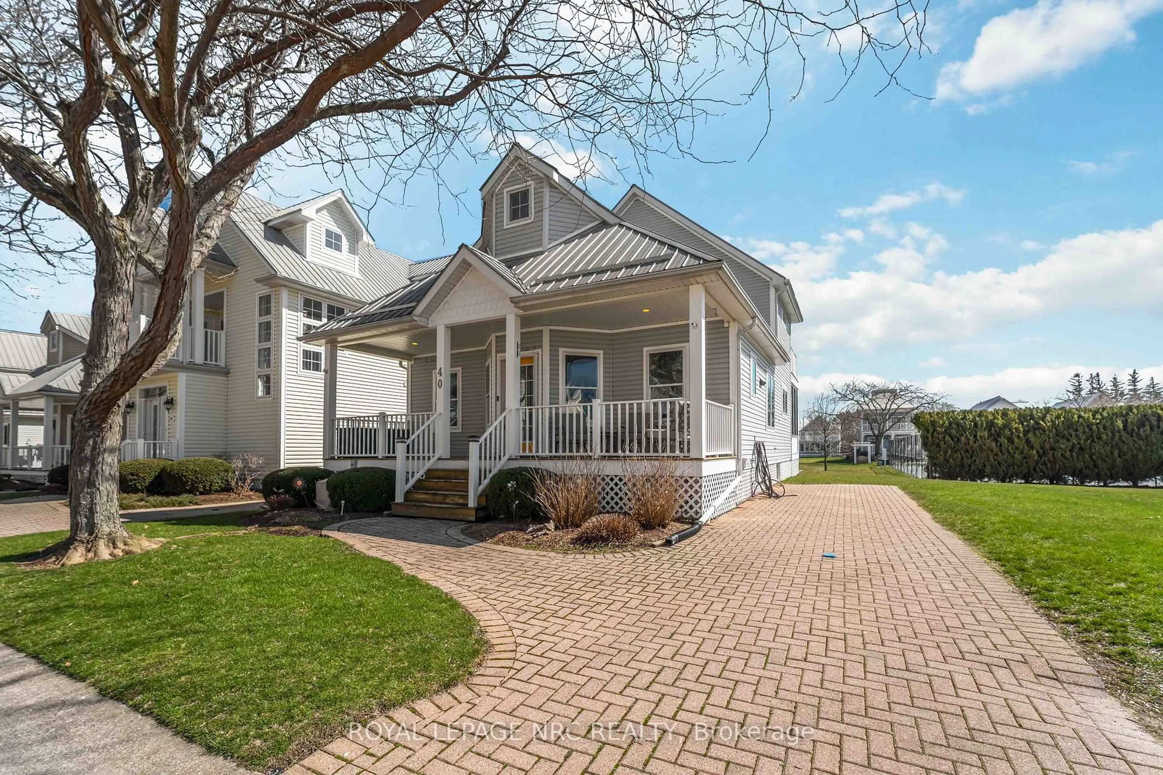 Home with vinyl exterior material, street for 40 Newport Beach Blvd, Fort Erie Ontario L0S 1B0