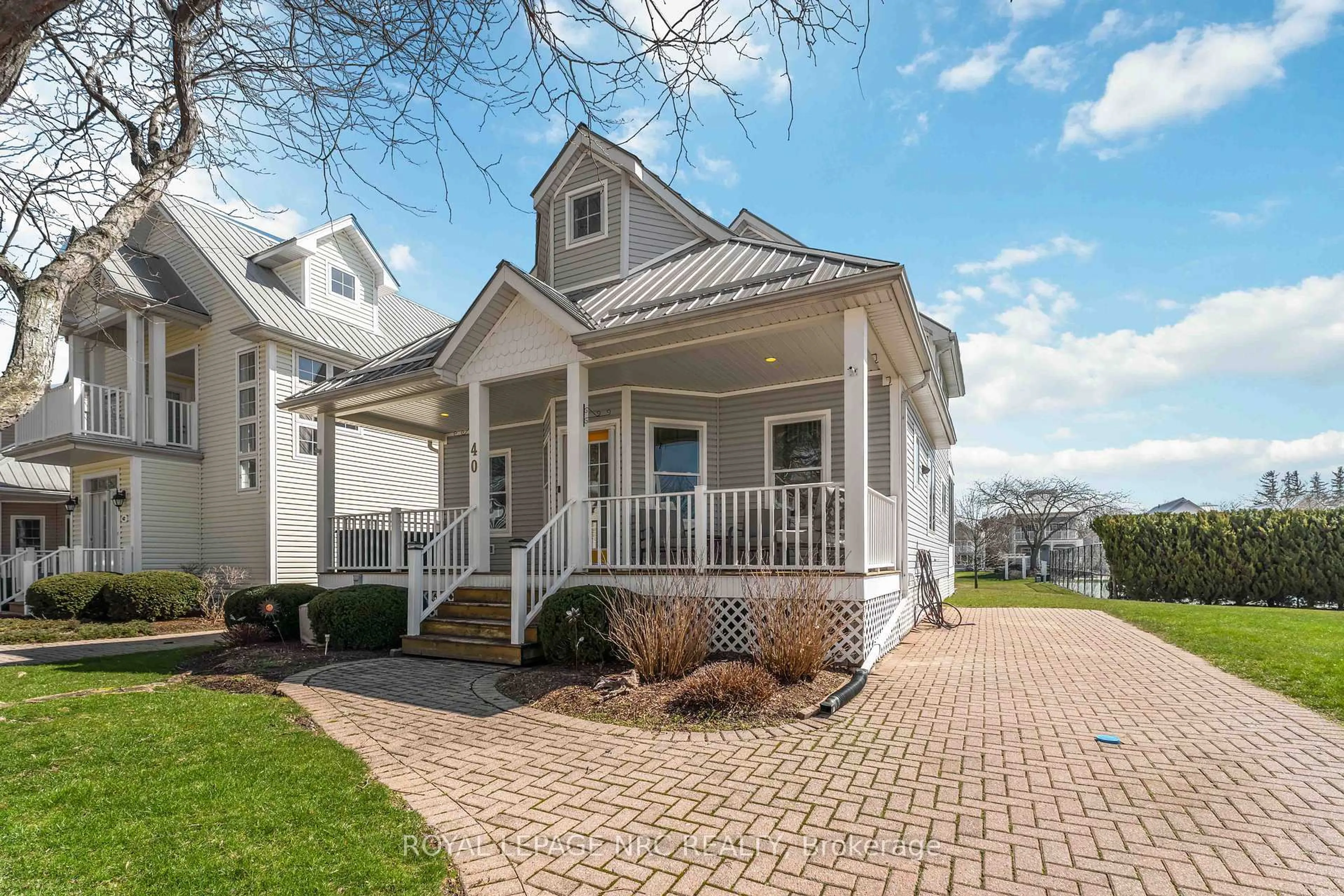 Home with vinyl exterior material, street for 40 Newport Beach Blvd, Fort Erie Ontario L0S 1B0