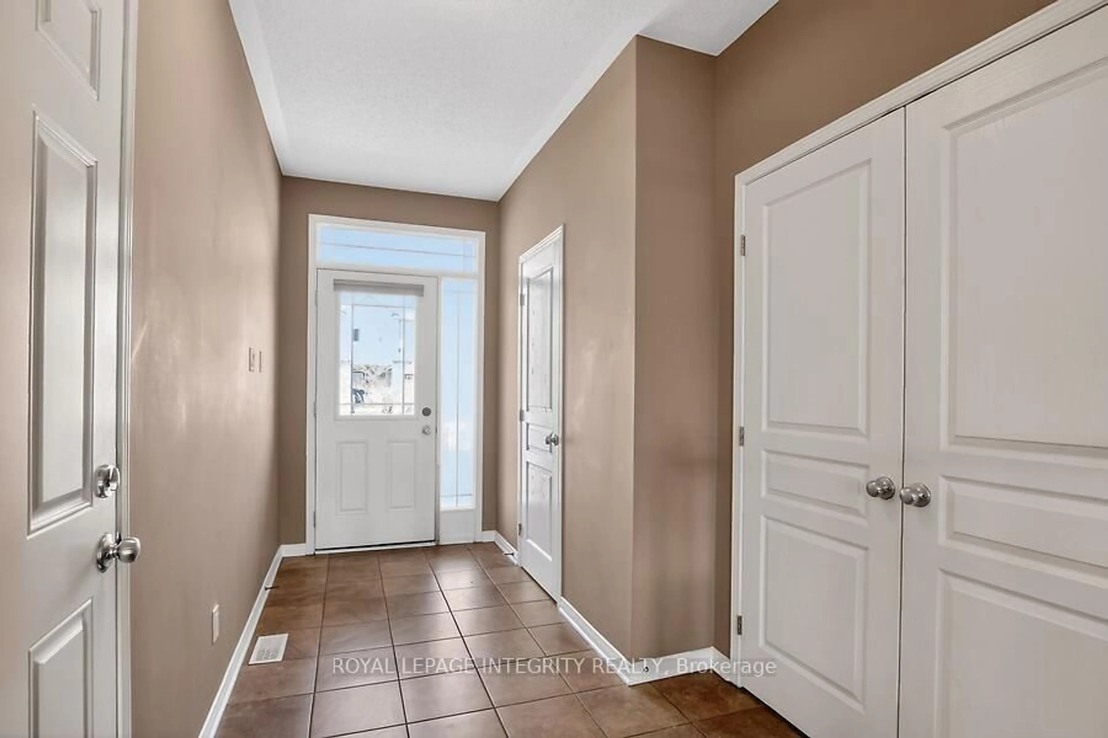 Indoor entryway for 672 Pepperville Cres, Ottawa Ontario K2M 0E4