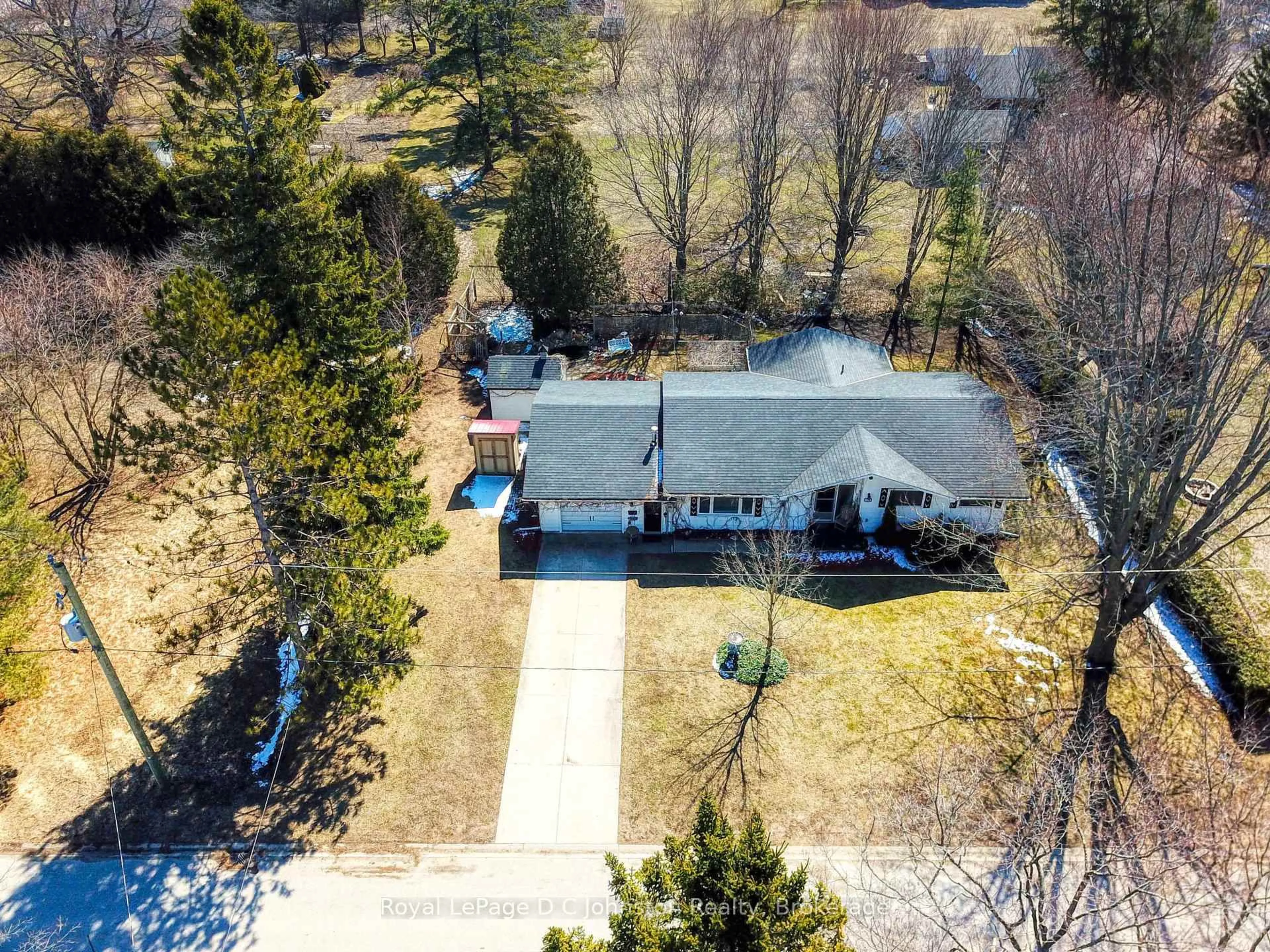 A pic from outside/outdoor area/front of a property/back of a property/a pic from drone, street for 121 Edward St, Saugeen Shores Ontario N0H 2L0