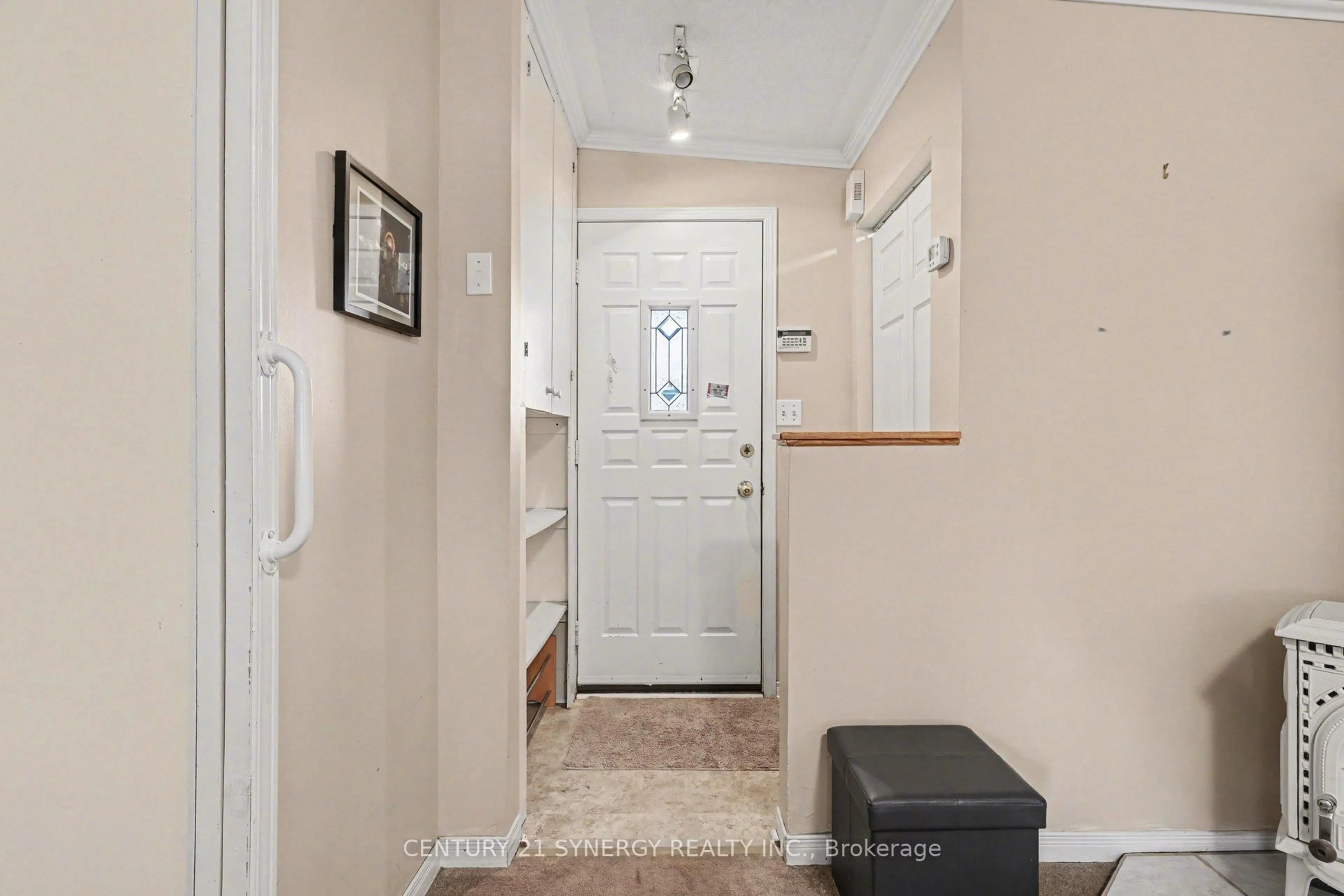 Indoor entryway for 20 Condie St, Smiths Falls Ontario K7A 2S8