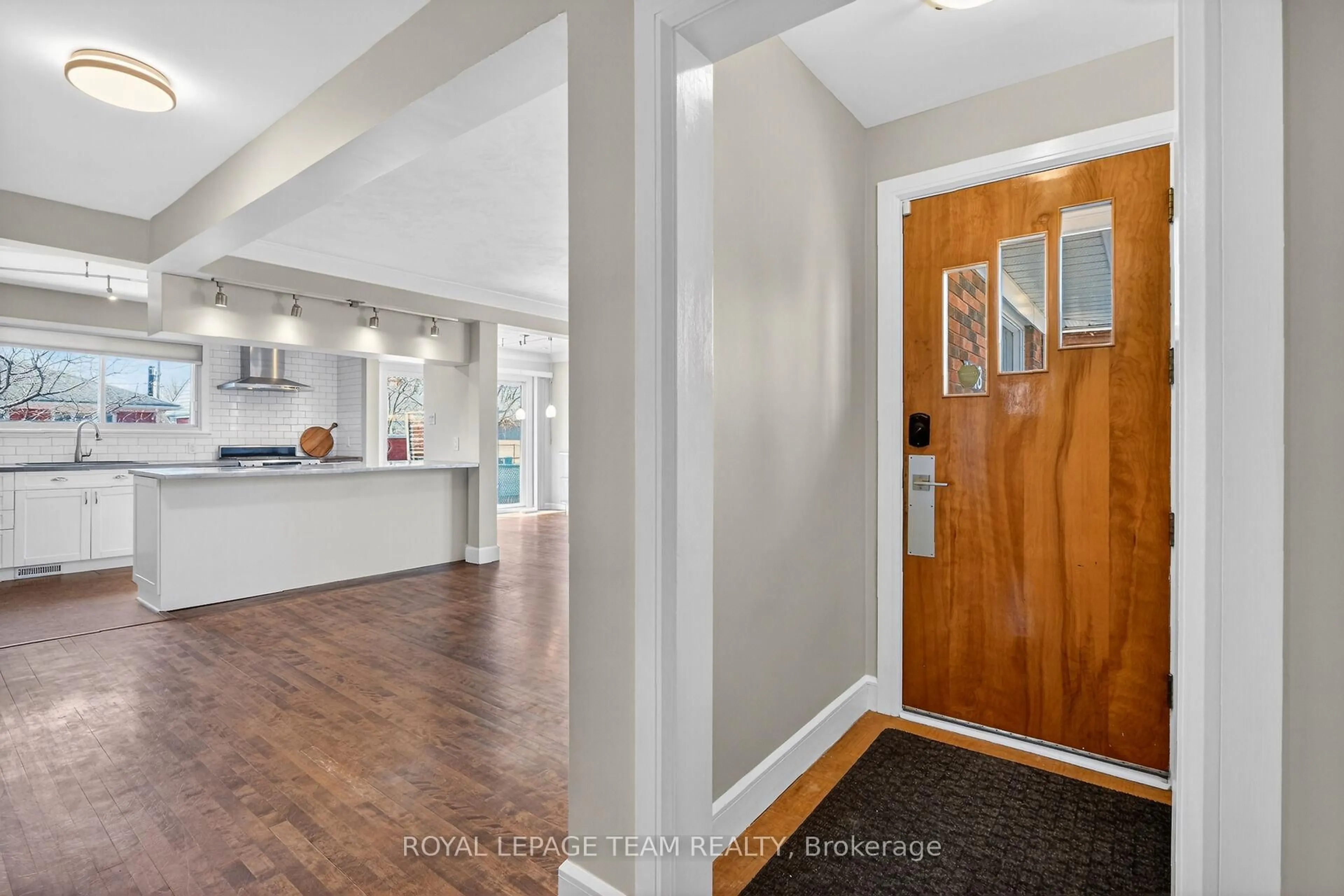 Indoor entryway for 1318 Albany Dr, Ottawa Ontario K2C 2L9