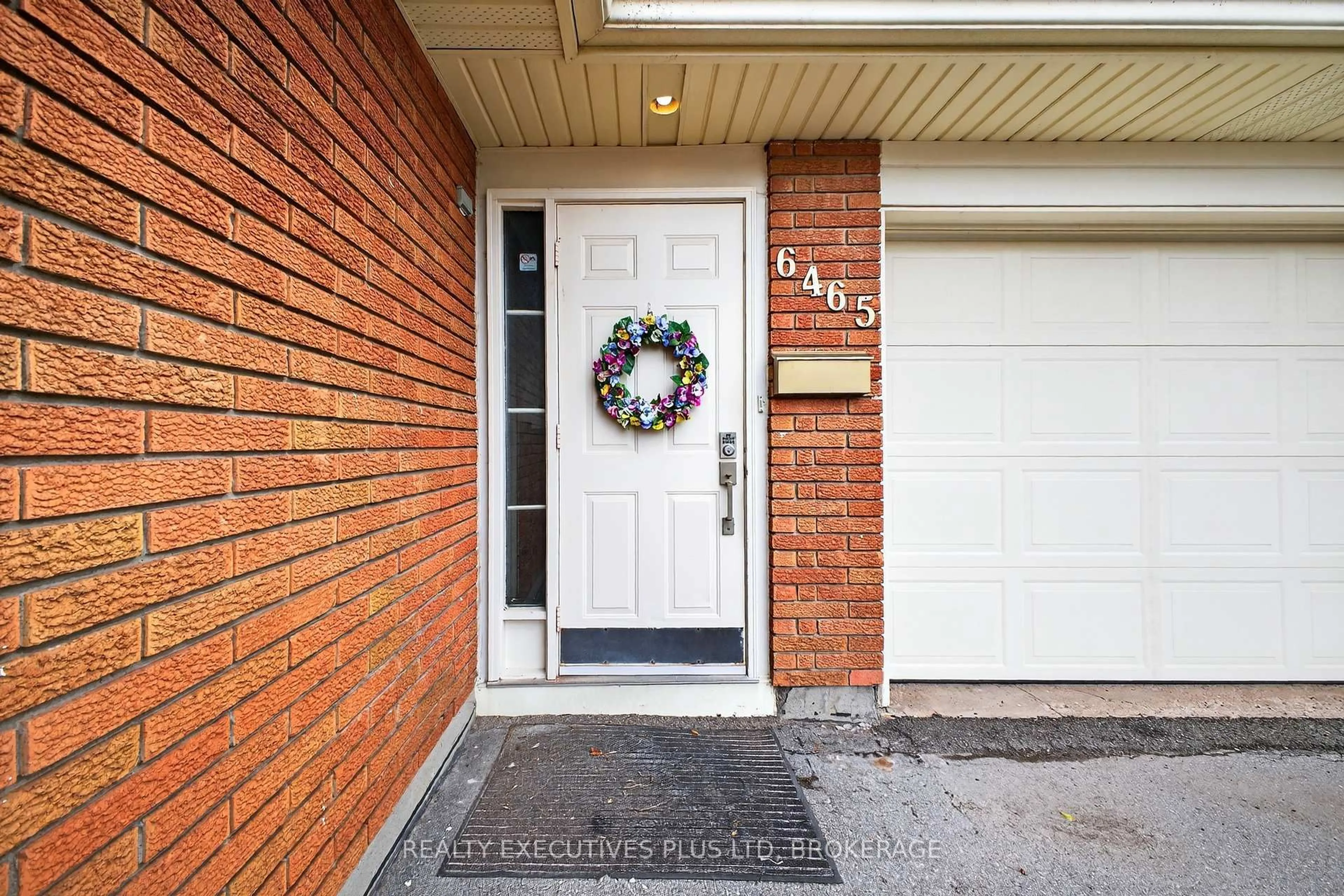 Indoor entryway for 6465 Wendy Dr, Niagara Falls Ontario L2G 3H7