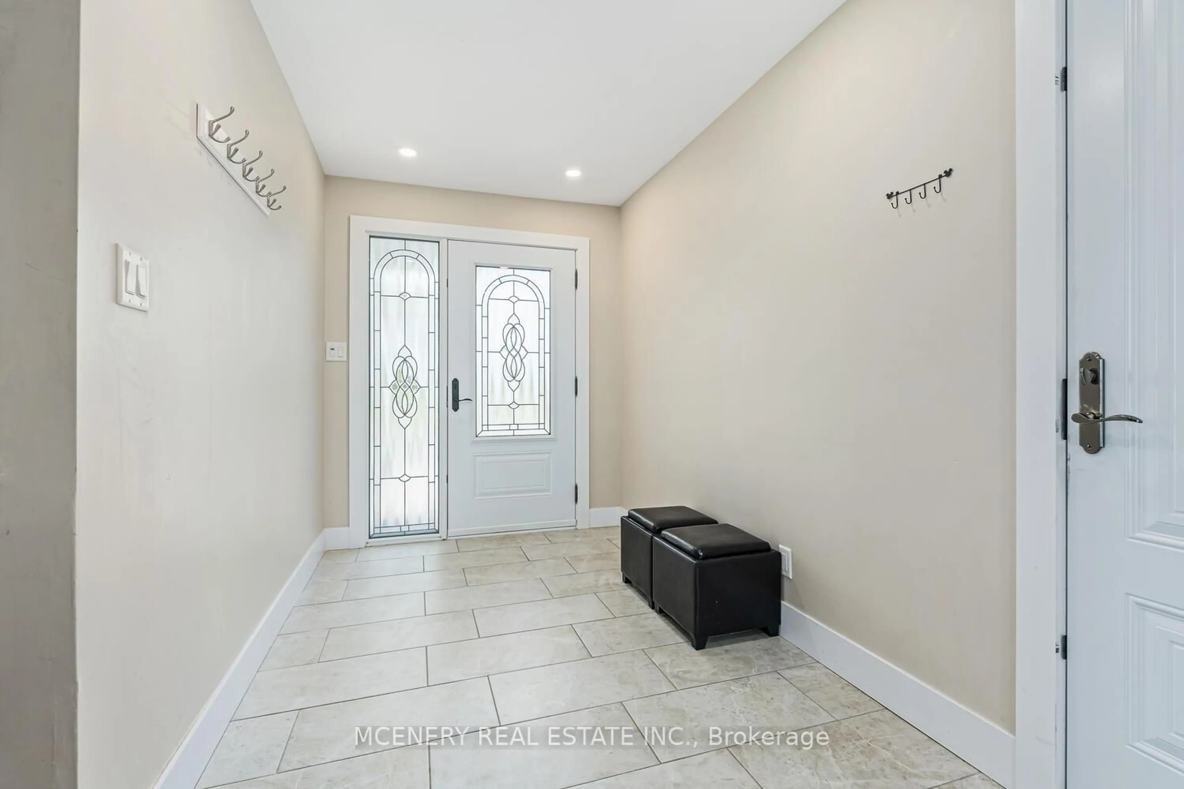 Indoor entryway for 21 ERINDALE Dr, Erin Ontario N0B 1T0